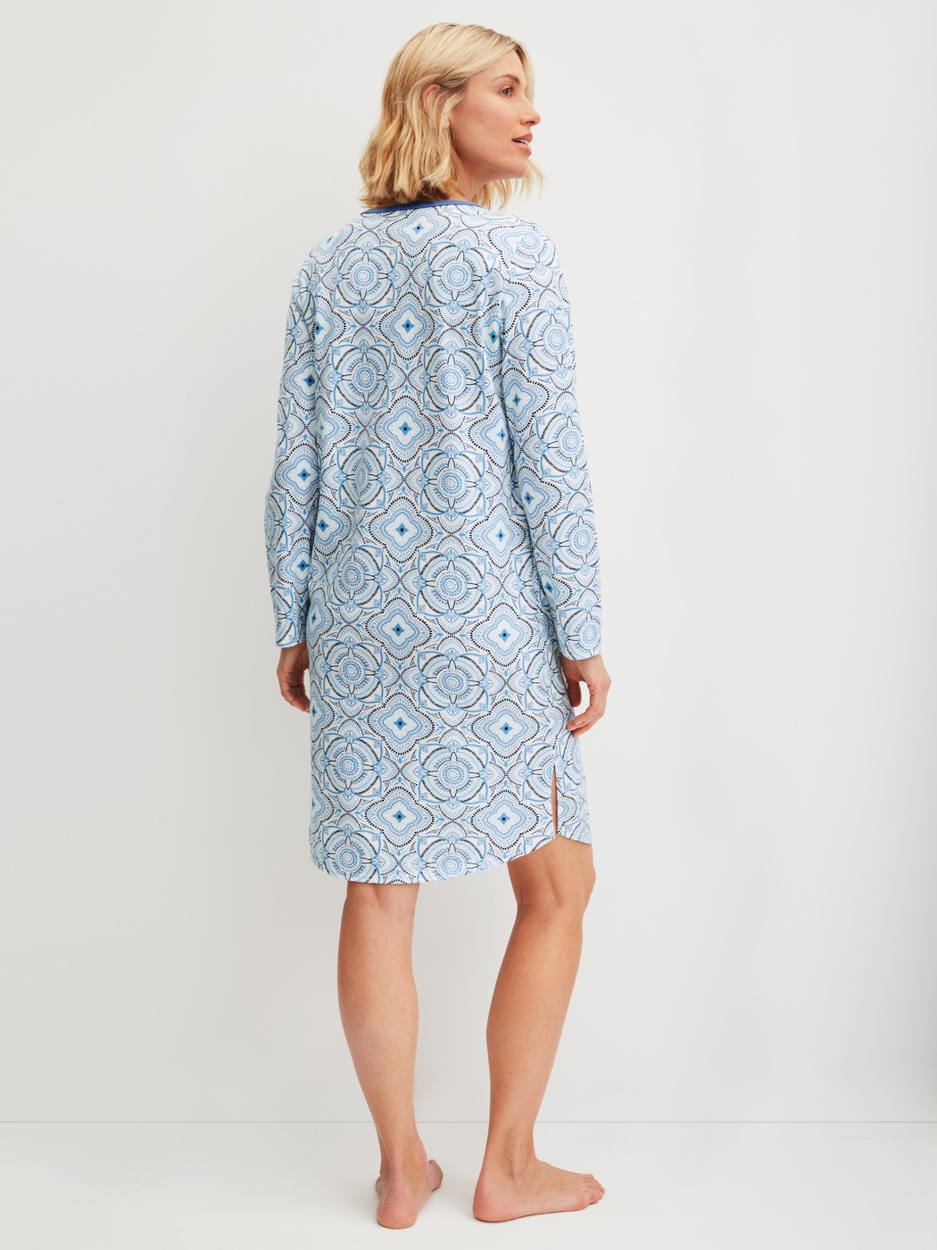 Damen-Model trägt Langarm-Nachthemd, Länge 100 cm aus 100% Baumwolle in Blau, Gemustert aus Serie Cotton Special von CALIDA, Rückansicht