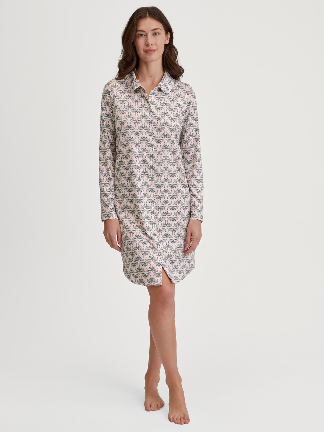 Damen-Model trägt Langarm-Nachthemd mit Knöpfen, Länge 95 cm aus Modal in Rosa, Gemustert aus Serie Favourites Seduction von CALIDA, Vorderansicht