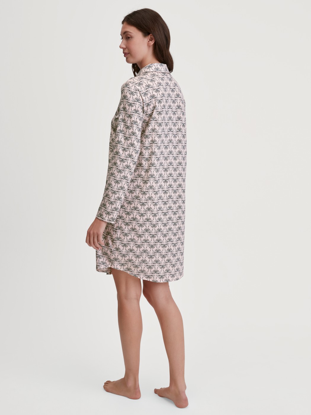 Damen-Model trägt Langarm-Nachthemd mit Knöpfen, Länge 95 cm aus Modal in Rosa, Gemustert aus Serie Favourites Seduction von CALIDA, Rückansicht