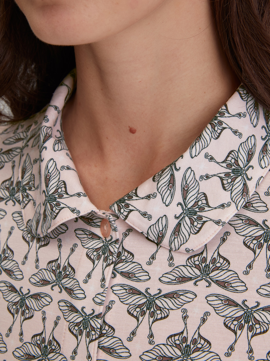 Damen-Model trägt Langarm-Nachthemd mit Knöpfen, Länge 95 cm aus Modal in Rosa, Gemustert aus Serie Favourites Seduction von CALIDA, Detail