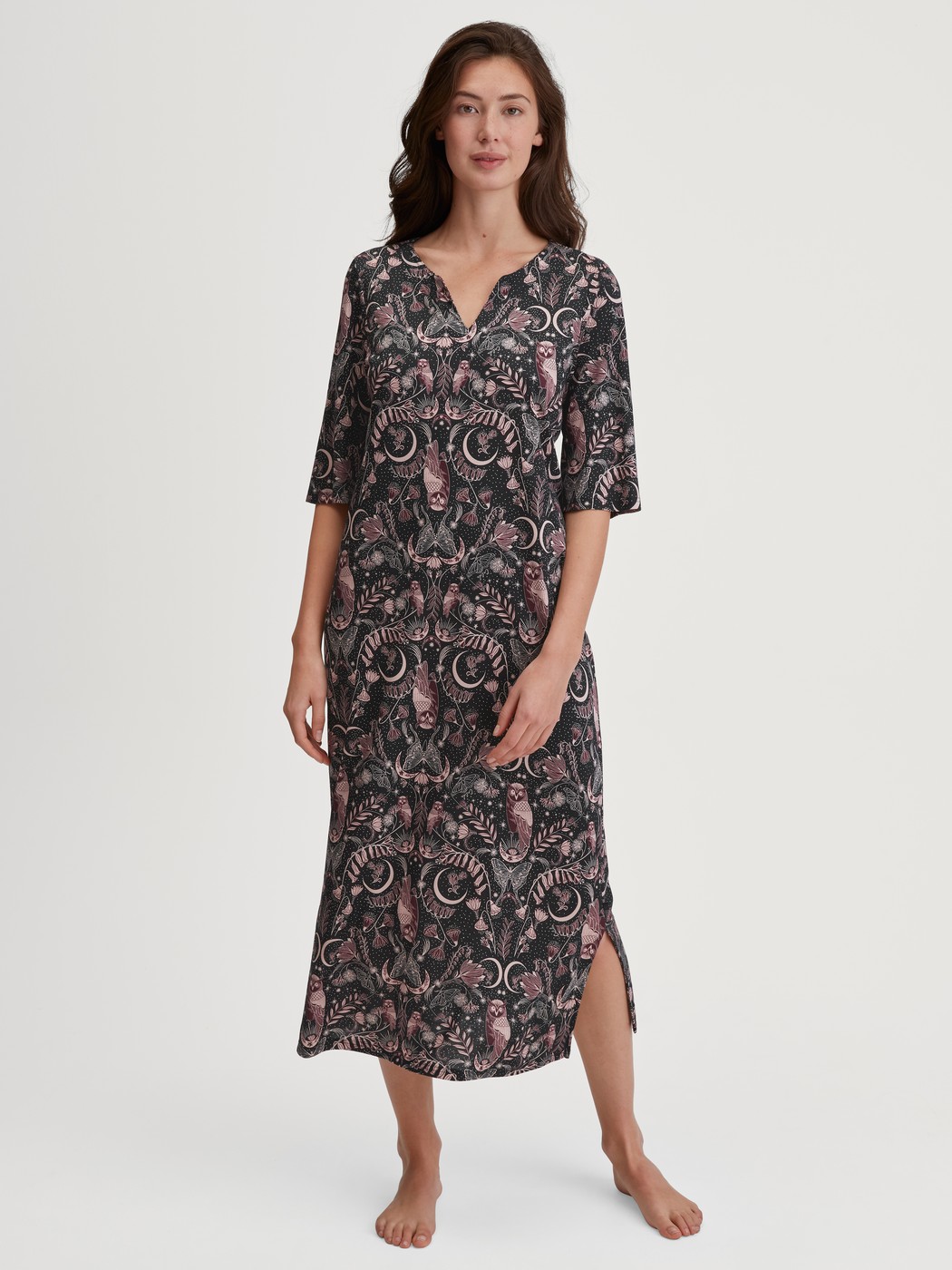 Damen-Model trägt Nachthemd aus Tencel™, Modal und Seide , Länge 120 cm aus Modal in Schwarz, Gemustert aus Serie Favourites Seduction von CALIDA, Vorderansicht