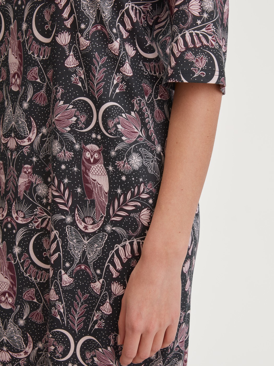 Damen-Model trägt Nachthemd aus Tencel™, Modal und Seide , Länge 120 cm aus Modal in Schwarz, Gemustert aus Serie Favourites Seduction von CALIDA, Detail