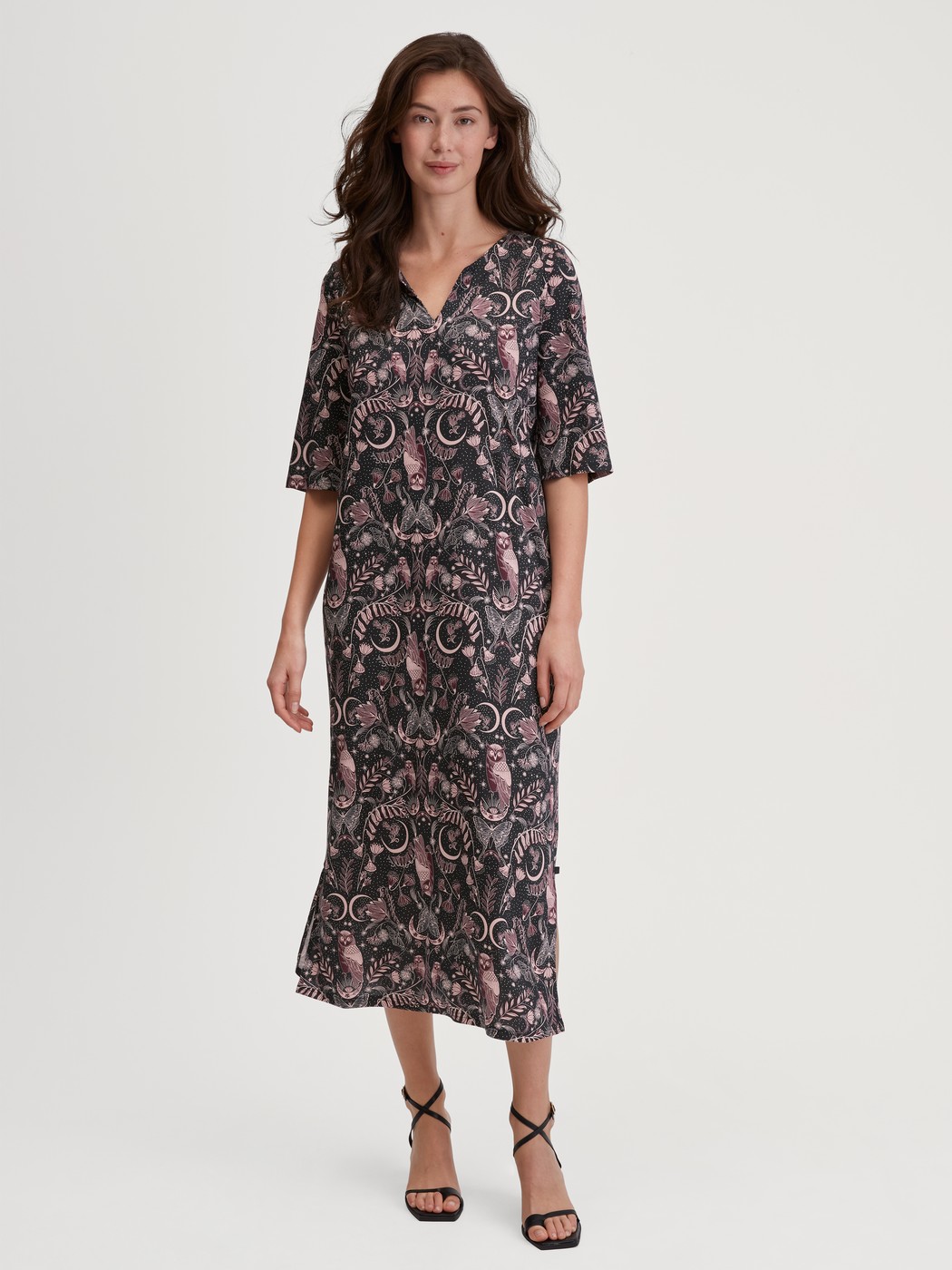 Damen-Model trägt Nachthemd aus Tencel™, Modal und Seide , Länge 120 cm aus Modal in Schwarz, Gemustert aus Serie Favourites Seduction von CALIDA, Zusatzbild