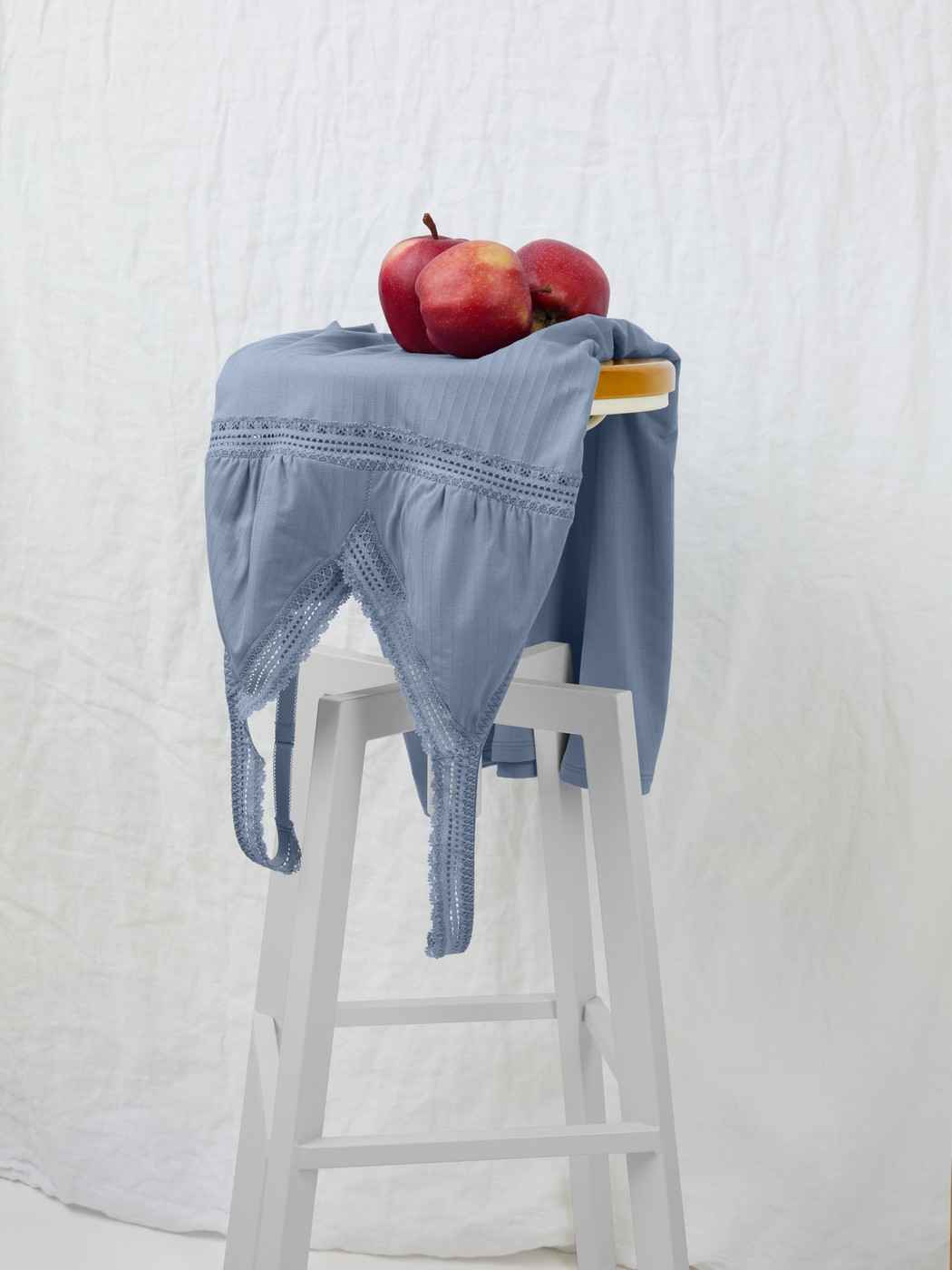 La modella / Il modello Donna indossa Camicia da notte, lunghezza 95 cm in Modal di colore Blu, Pizzo, della serie Etude Ajours di CALIDA, Immagine aggiuntiva