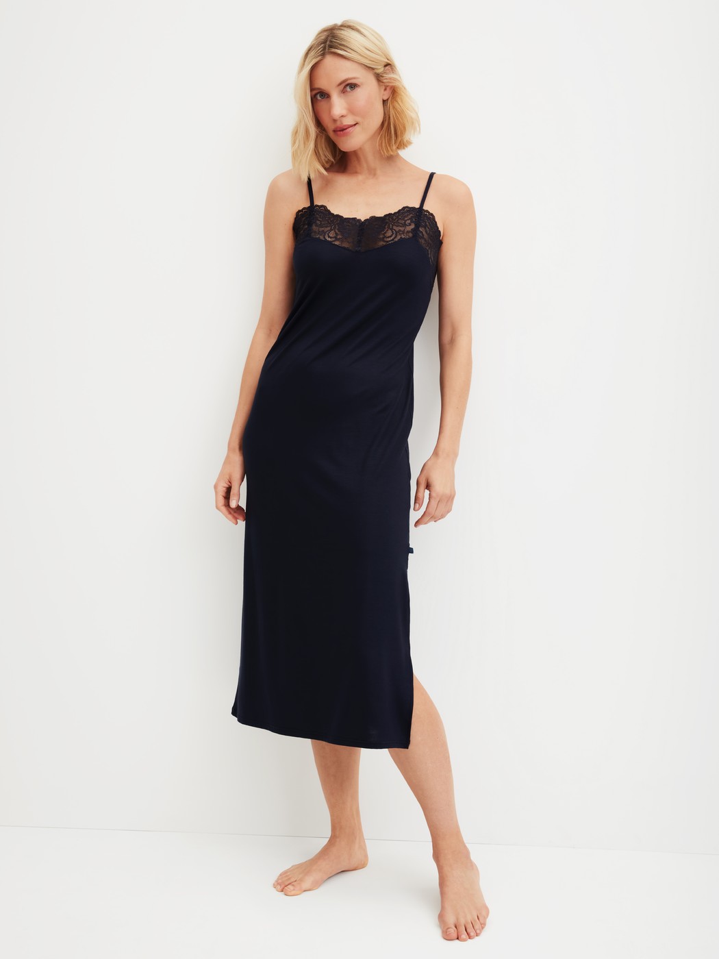 Damen-Model trägt Nachthemd mit Spaghettiträgern, Länge 125cm aus Modal in Blau, Spitze aus Serie Elegant Dreams von CALIDA, Vorderansicht