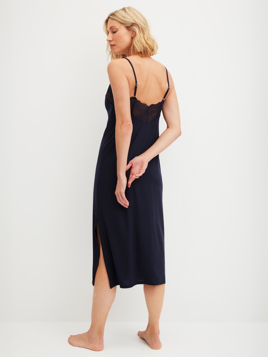 Damen-Model trägt Nachthemd mit Spaghettiträgern, Länge 125cm aus Modal in Blau, Spitze aus Serie Elegant Dreams von CALIDA, Rückansicht