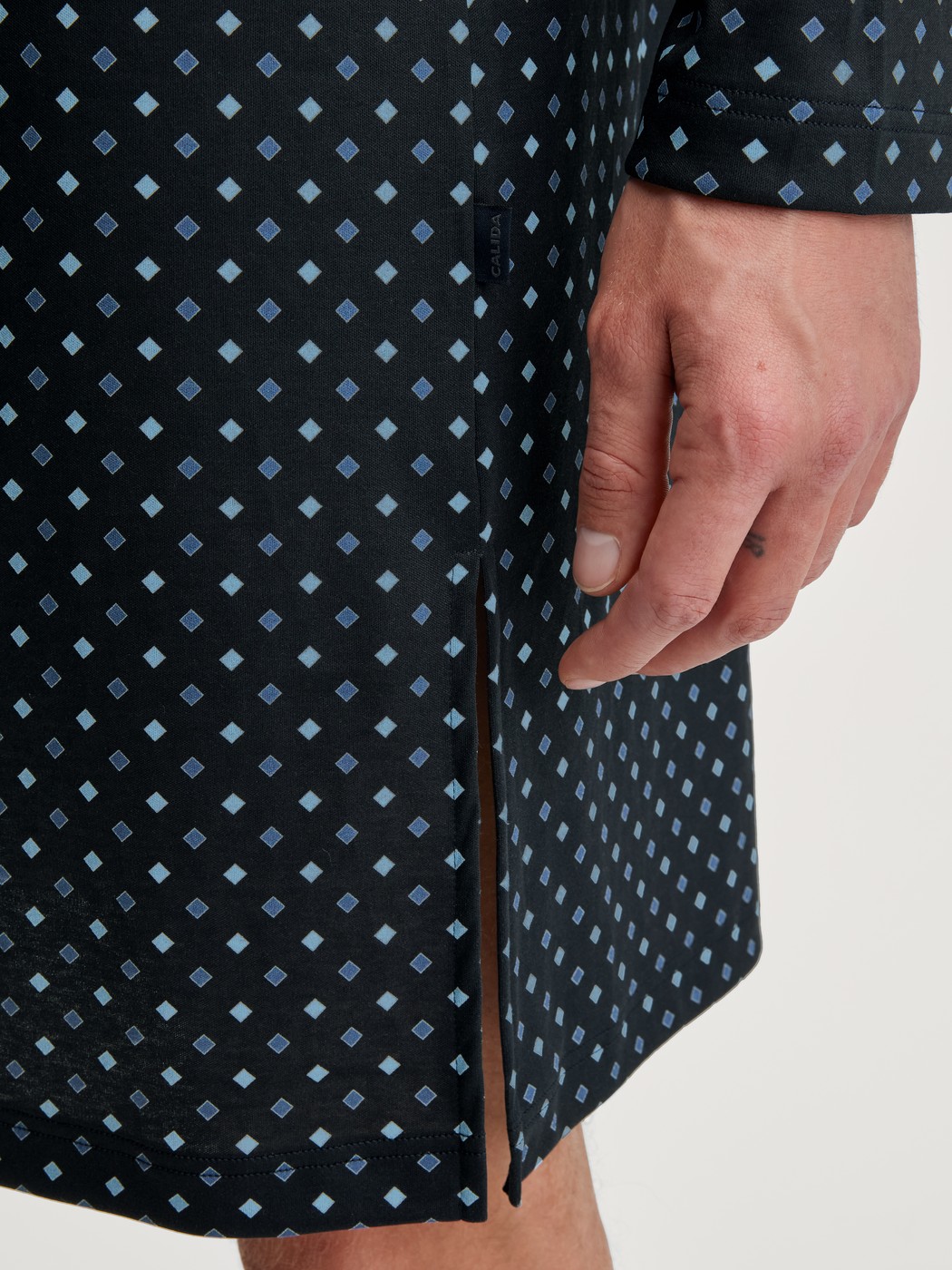 Le mannequin Homme porte le/la Chemise de nuit en 100% coton de couleur Bleu, À motifs, de la série Relax Streamline de CALIDA, Détail