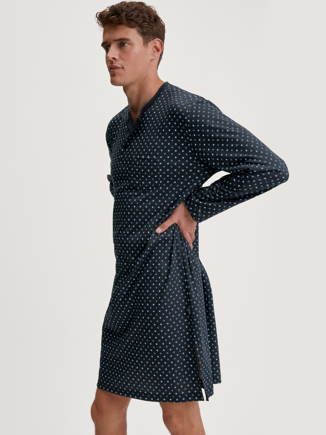 Le mannequin Homme porte le/la Chemise de nuit en 100% coton de couleur Bleu, À motifs, de la série Relax Streamline de CALIDA, Image supplémentaire