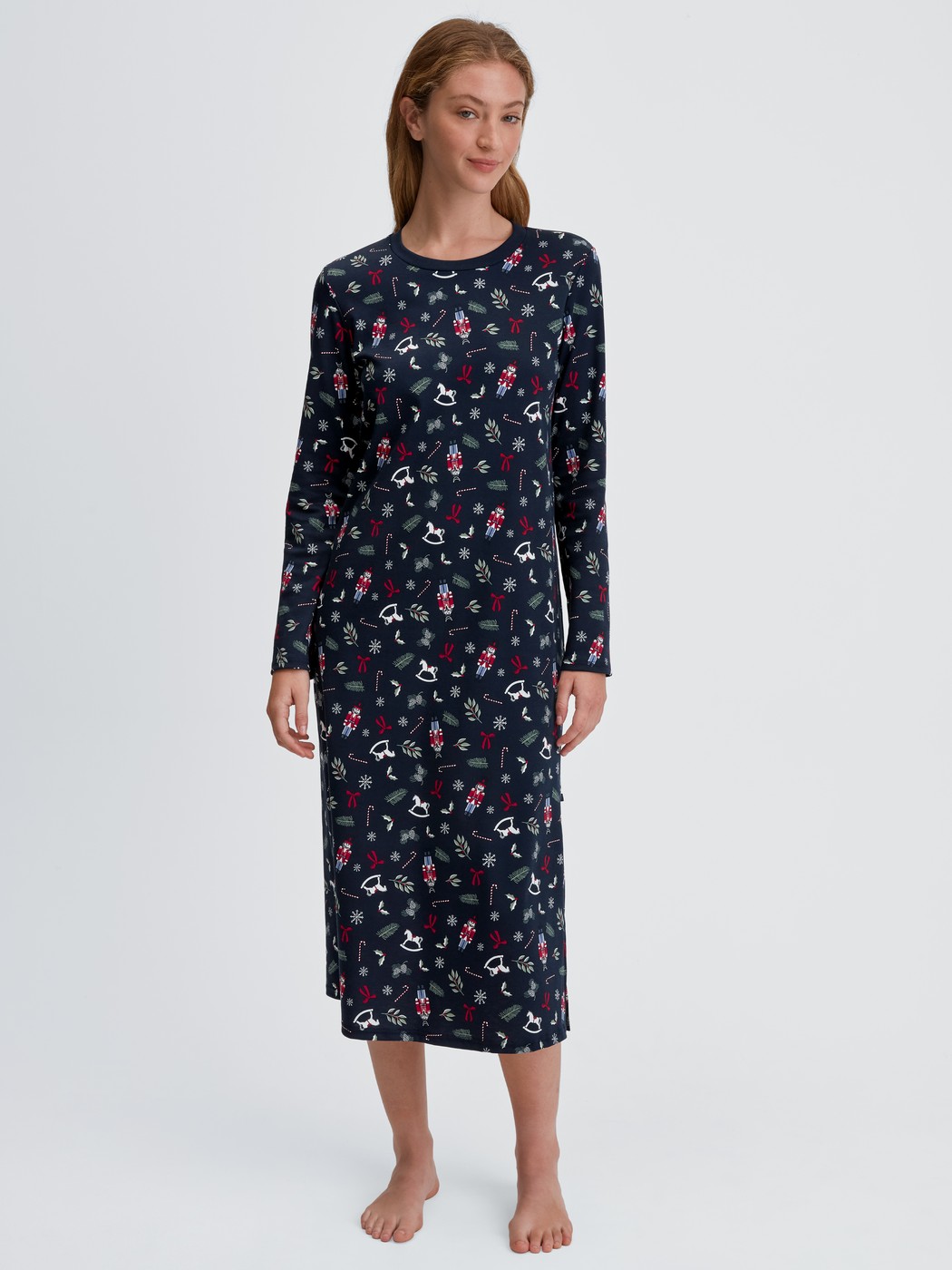 Damen-Model trägt Langarm-Nachthemd, Länge 120 cm aus 100% Baumwolle in Blau, Gemustert aus Serie Family & Friends von CALIDA, Vorderansicht