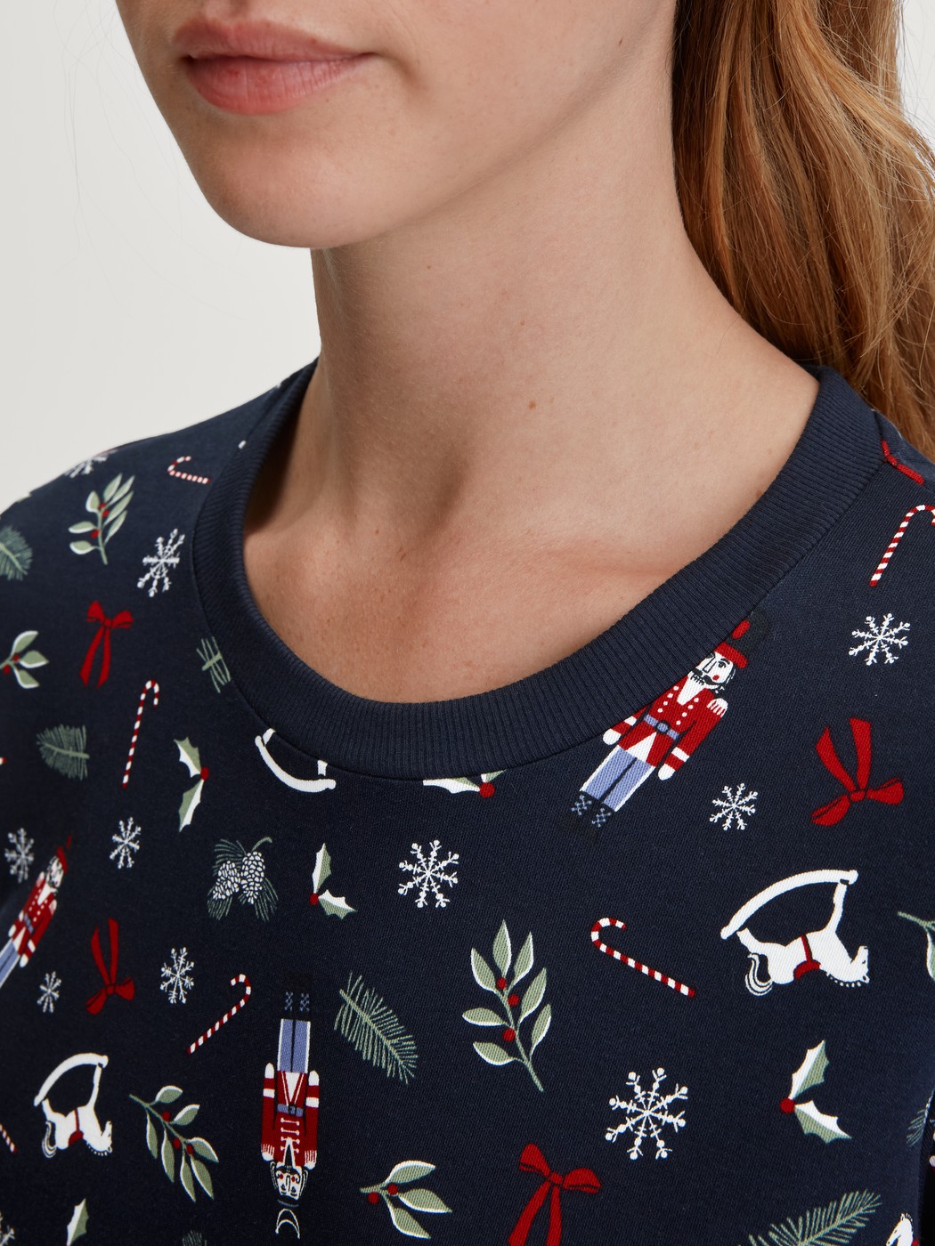 Damen-Model trägt Langarm-Nachthemd, Länge 120 cm aus 100% Baumwolle in Blau, Gemustert aus Serie Family & Friends von CALIDA, Detail