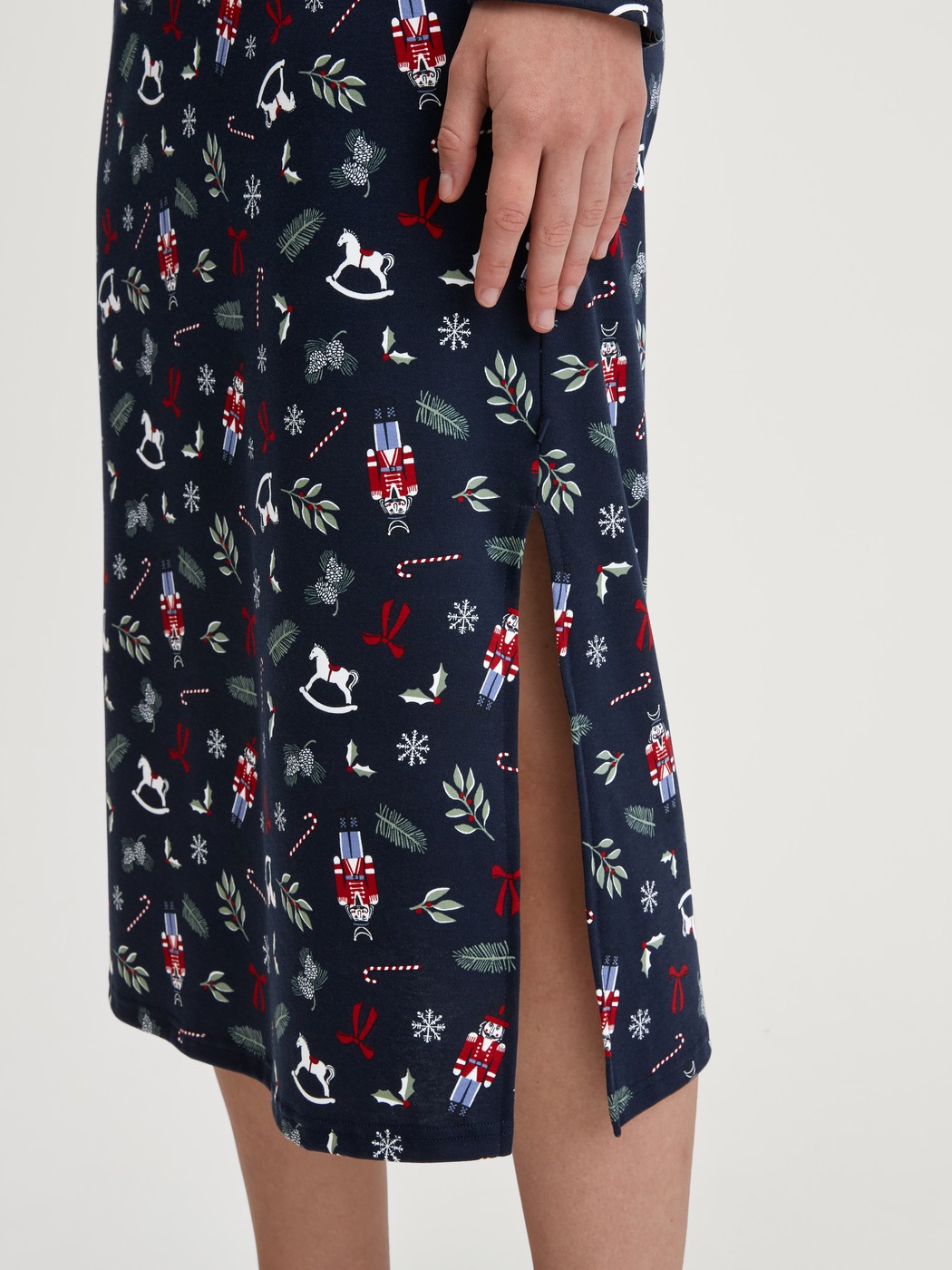 Damen-Model trägt Langarm-Nachthemd, Länge 120 cm aus 100% Baumwolle in Blau, Gemustert aus Serie Family & Friends von CALIDA, Detail