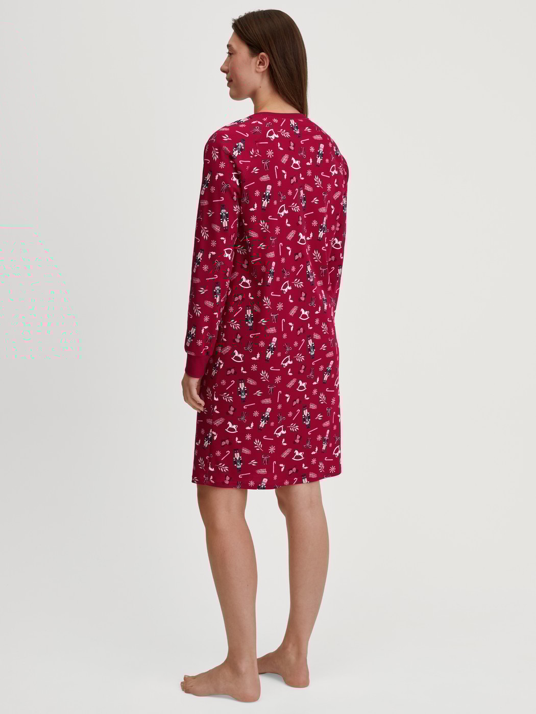 Damen-Model trägt Langarm-Nachthemd, Länge 100 cm aus 100% Baumwolle in Rot, Gemustert aus Serie Family & Friends von CALIDA, Rückansicht