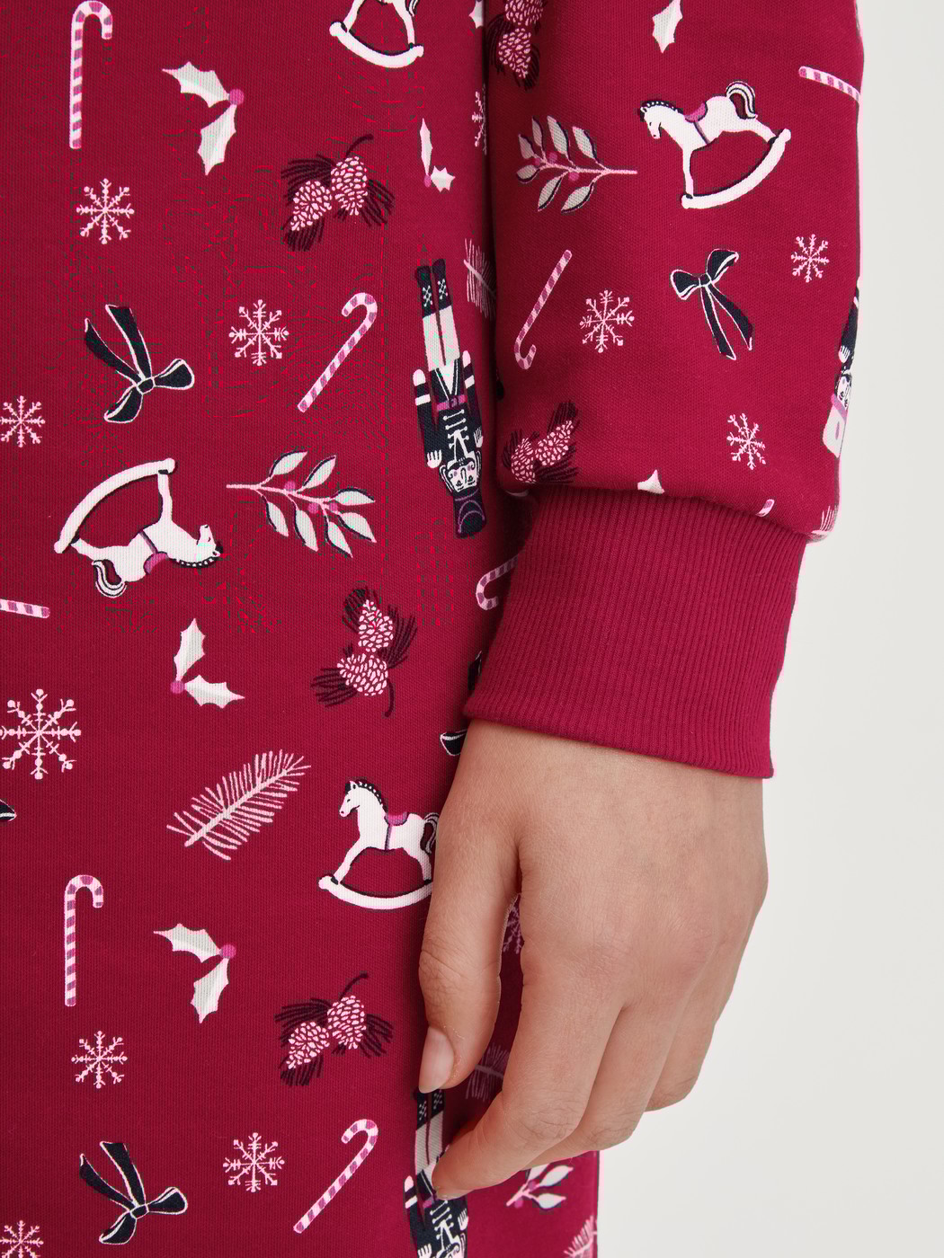 Damen-Model trägt Langarm-Nachthemd, Länge 100 cm aus 100% Baumwolle in Rot, Gemustert aus Serie Family & Friends von CALIDA, Detail