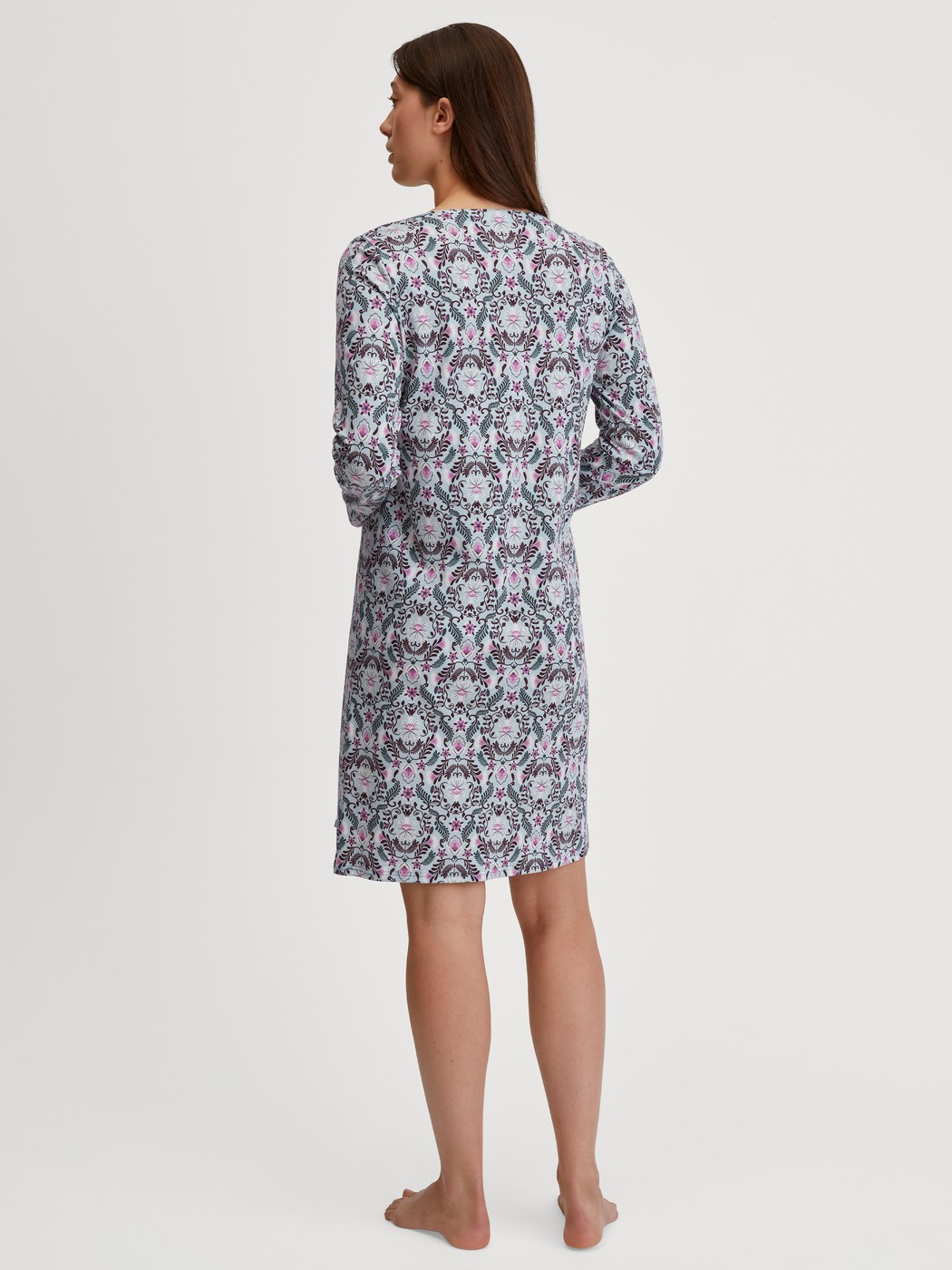 Damen-Model trägt Langarm-Nachthemd, Länge 100 cm aus 100% Baumwolle in Blau, Gemustert aus Serie Autumn Dreams von CALIDA, Rückansicht