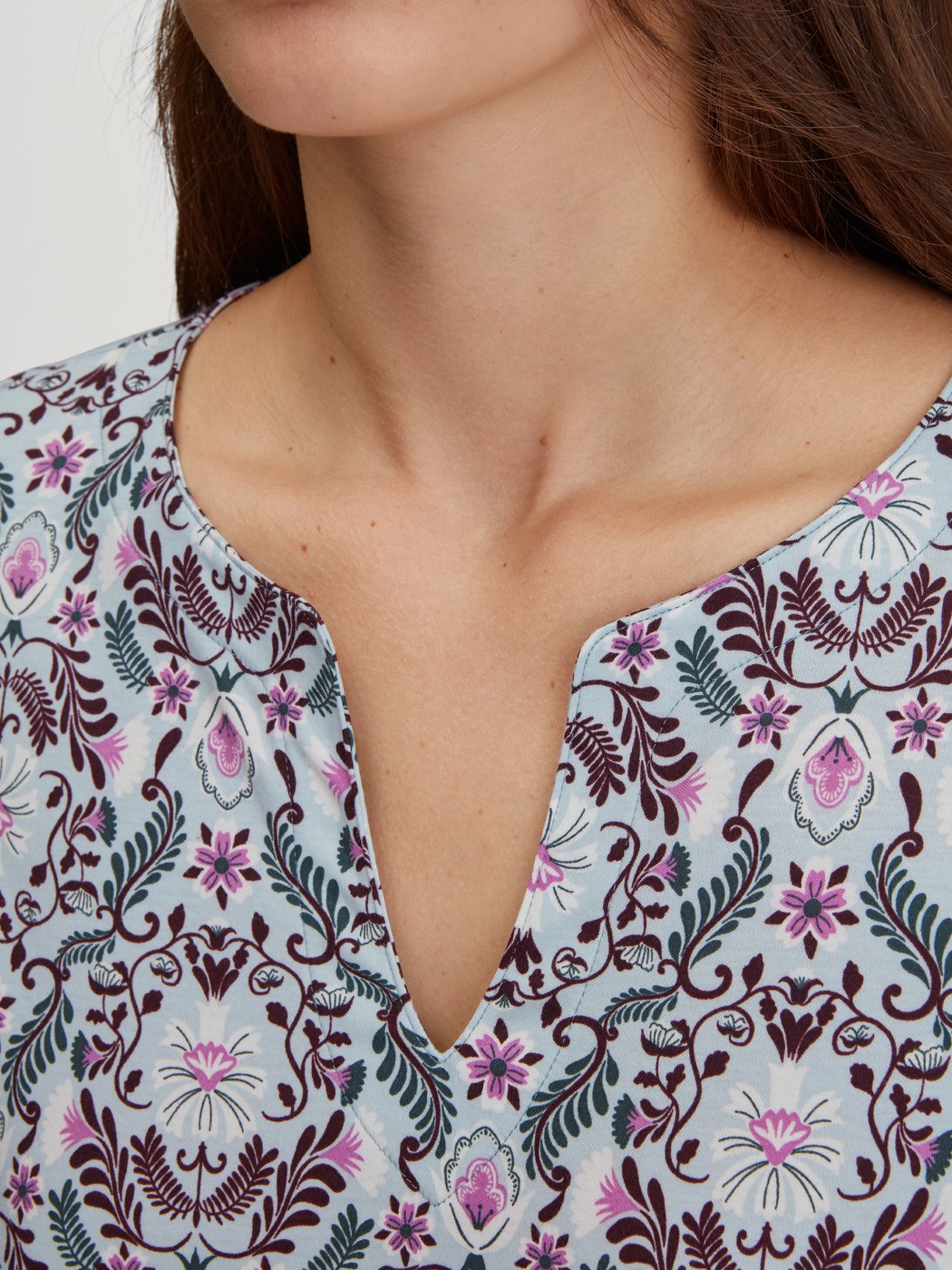 Damen-Model trägt Langarm-Nachthemd, Länge 100 cm aus 100% Baumwolle in Blau, Gemustert aus Serie Autumn Dreams von CALIDA, Detail