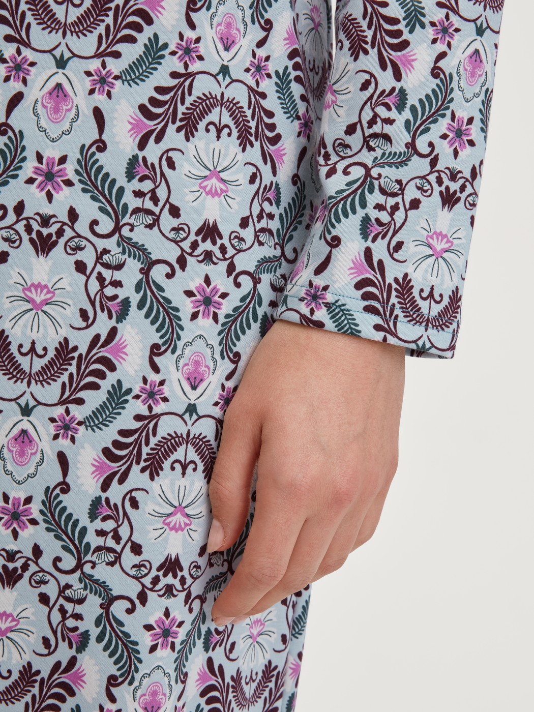 Damen-Model trägt Langarm-Nachthemd, Länge 100 cm aus 100% Baumwolle in Blau, Gemustert aus Serie Autumn Dreams von CALIDA, Detail