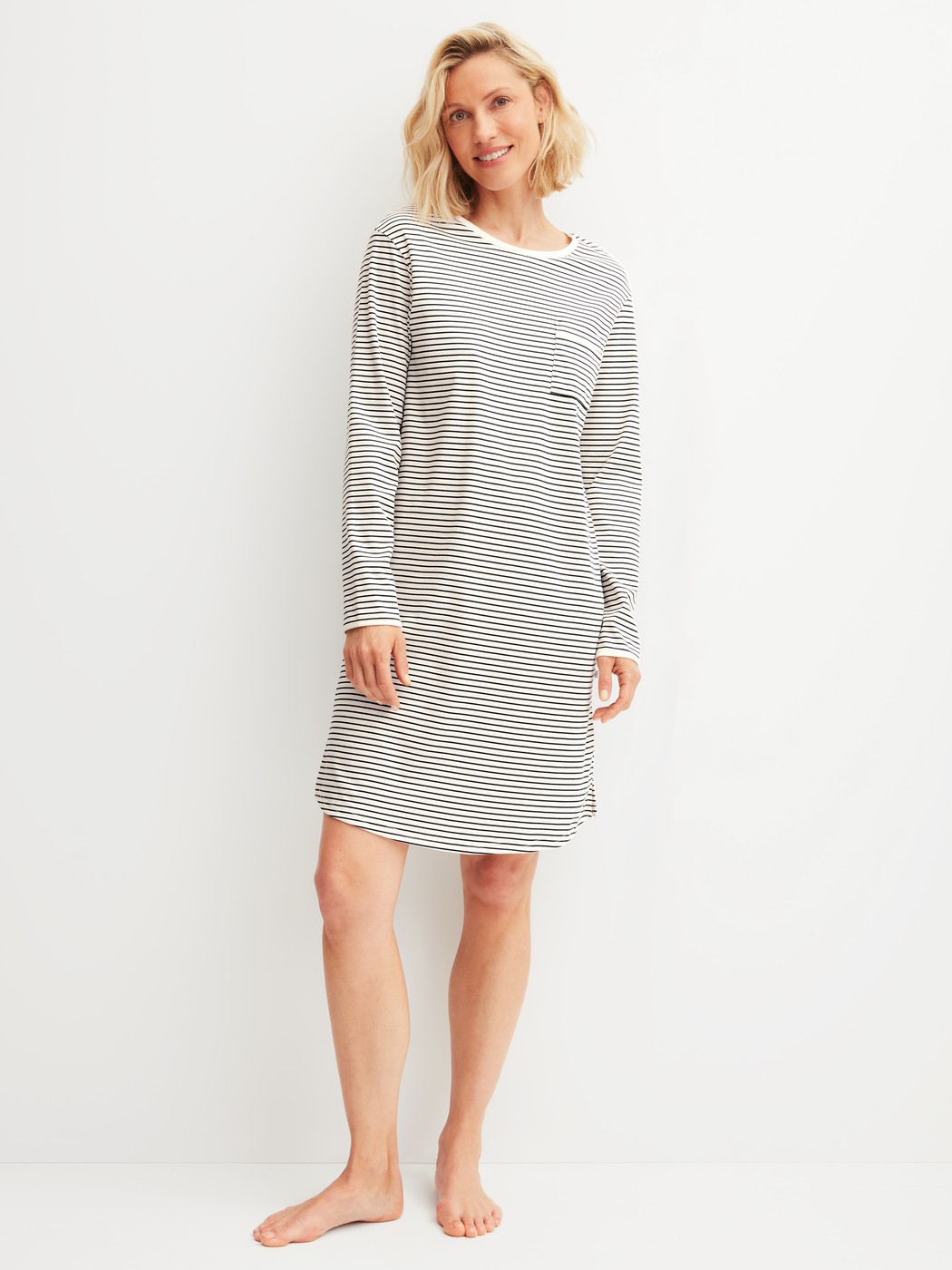 Damen-Model trägt Langarm-Nachthemd, Länge 95 cm aus 100% Baumwolle in Beige, Gestreift aus Serie Sweet Dreams von CALIDA, Vorderansicht