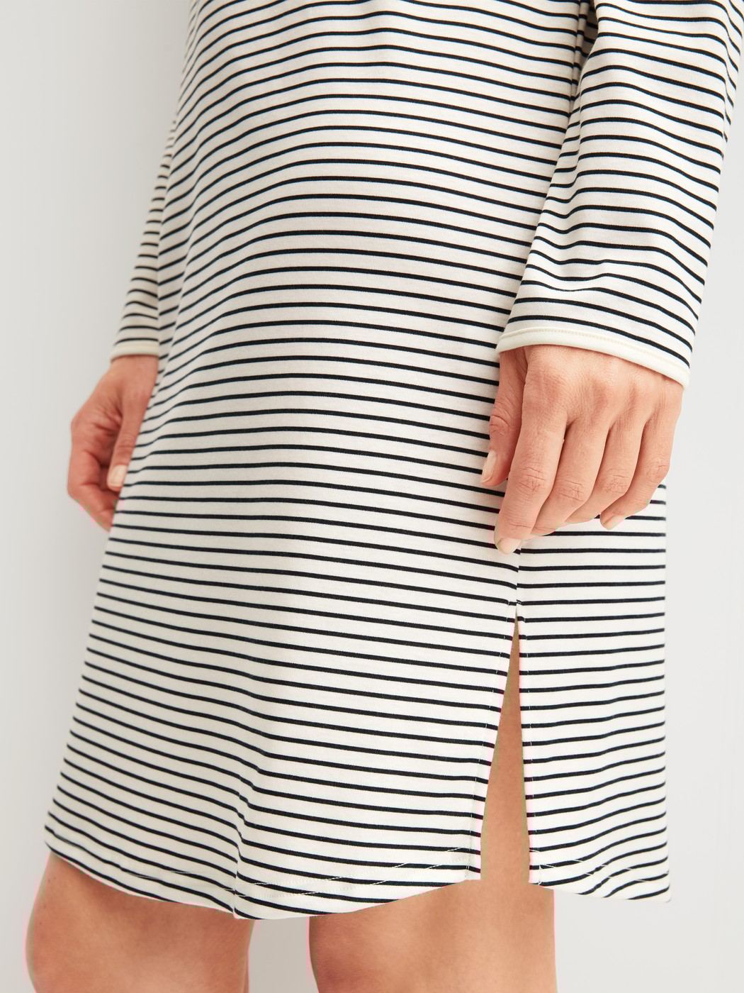 Damen-Model trägt Langarm-Nachthemd, Länge 95 cm aus 100% Baumwolle in Beige, Gestreift aus Serie Sweet Dreams von CALIDA, Detail