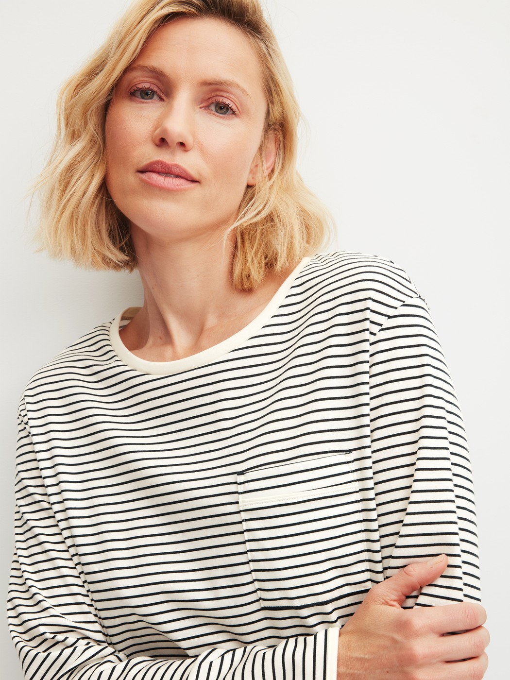 Damen-Model trägt Langarm-Nachthemd, Länge 95 cm aus 100% Baumwolle in Beige, Gestreift aus Serie Sweet Dreams von CALIDA, Detail