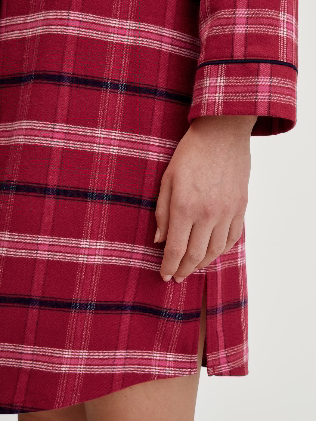 Damen-Model trägt Flanell-Nachthemd, Länge 95 cm aus 100% Baumwolle in Rot, Kariert aus Serie Holiday Dreams von CALIDA, Detail