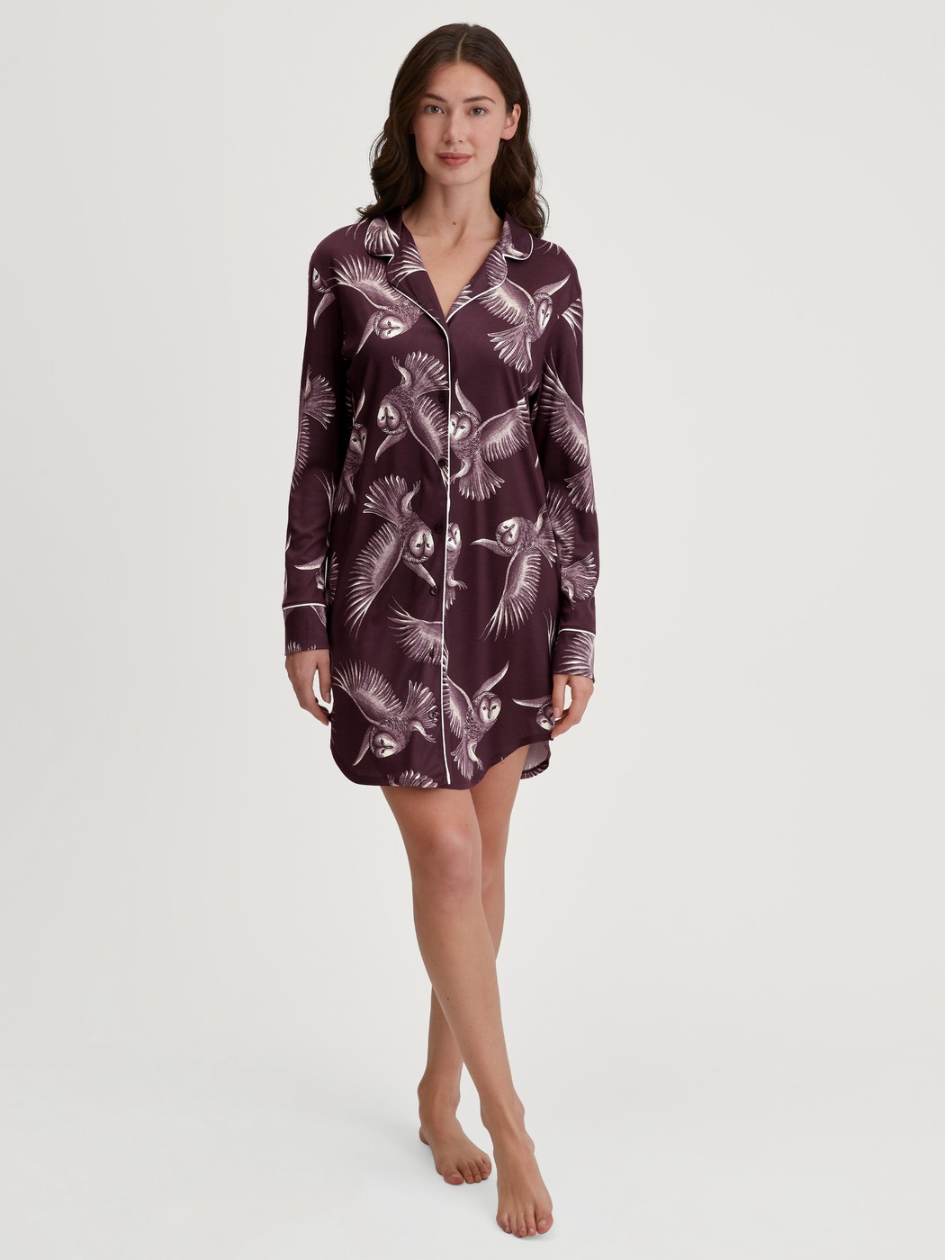 Damen-Model trägt Langarm-Nachthemd aus TENCEL™ Modal und Seide aus Modal in Rot, Floral aus Serie Moonlight Dreams von CALIDA, Vorderansicht