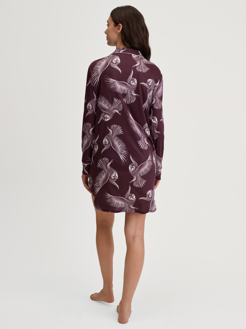 Damen-Model trägt Langarm-Nachthemd aus TENCEL™ Modal und Seide aus Modal in Rot, Floral aus Serie Moonlight Dreams von CALIDA, Rückansicht