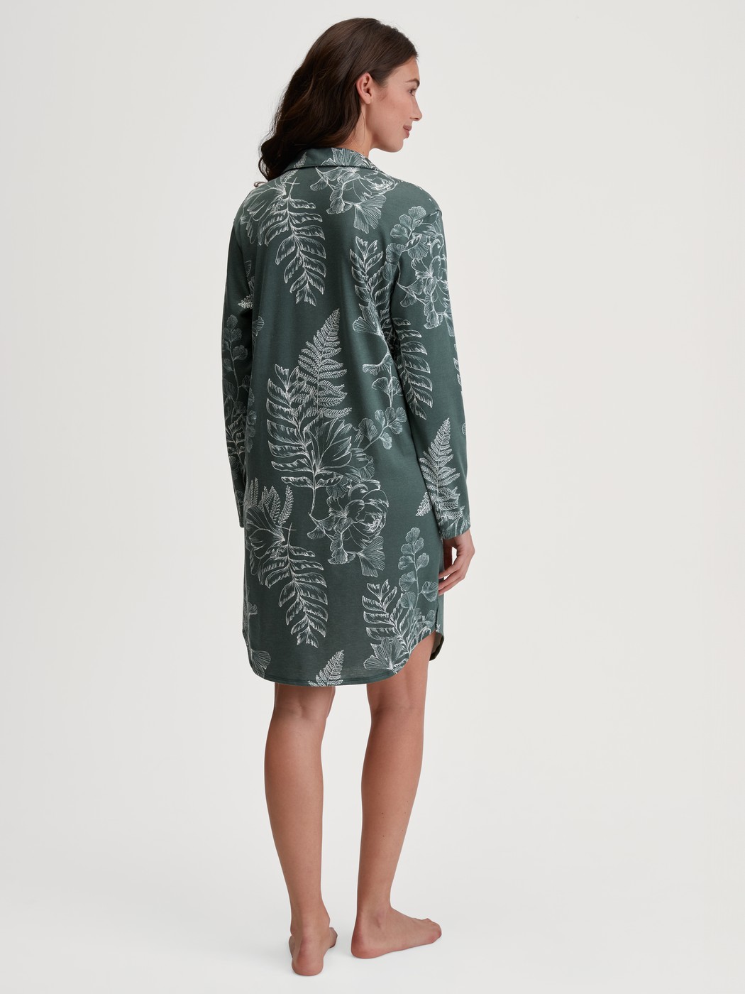 Le mannequin Femme porte le/la Chemise de nuit manches longues – Longueur 95 cm en Coton de couleur Vert, Floral, de la série Favourites Botanic de CALIDA, Vue arrière