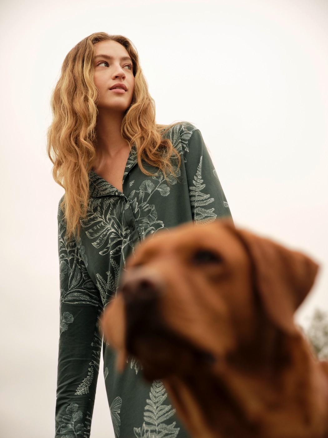 Le mannequin Femme porte le/la Chemise de nuit manches longues – Longueur 95 cm en Coton de couleur Vert, Floral, de la série Favourites Botanic de CALIDA, Image supplémentaire