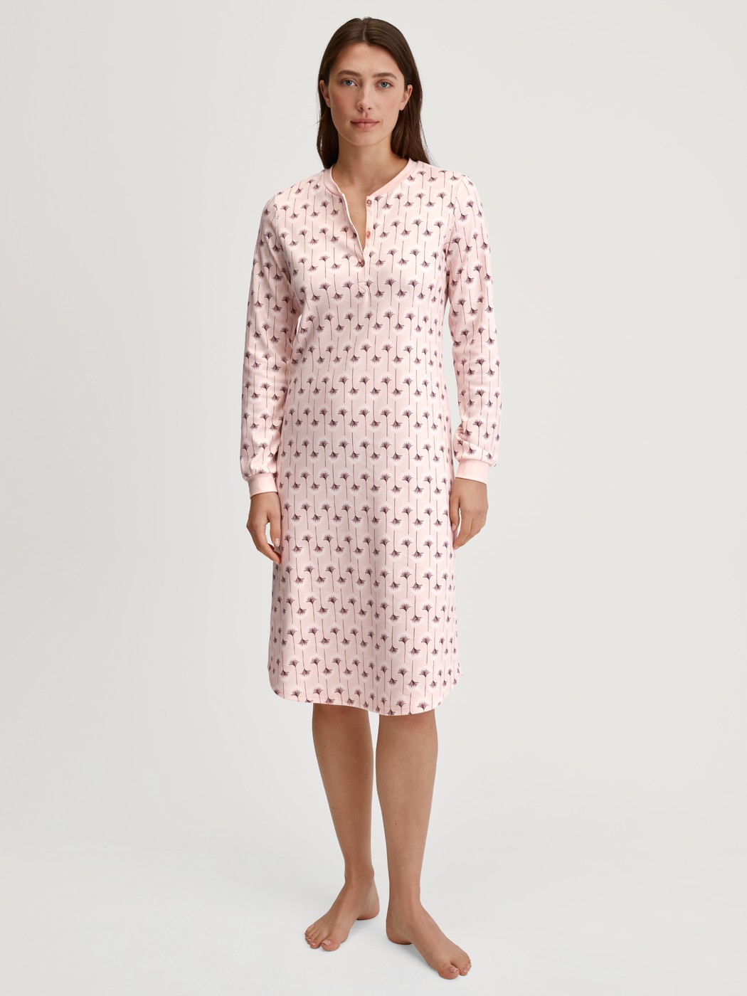 Damen-Model trägt Langarm-Nachthemd, Länge 110 cm aus 100% Baumwolle in Rosa, Floral aus Serie Midnight Flowers von CALIDA, Vorderansicht