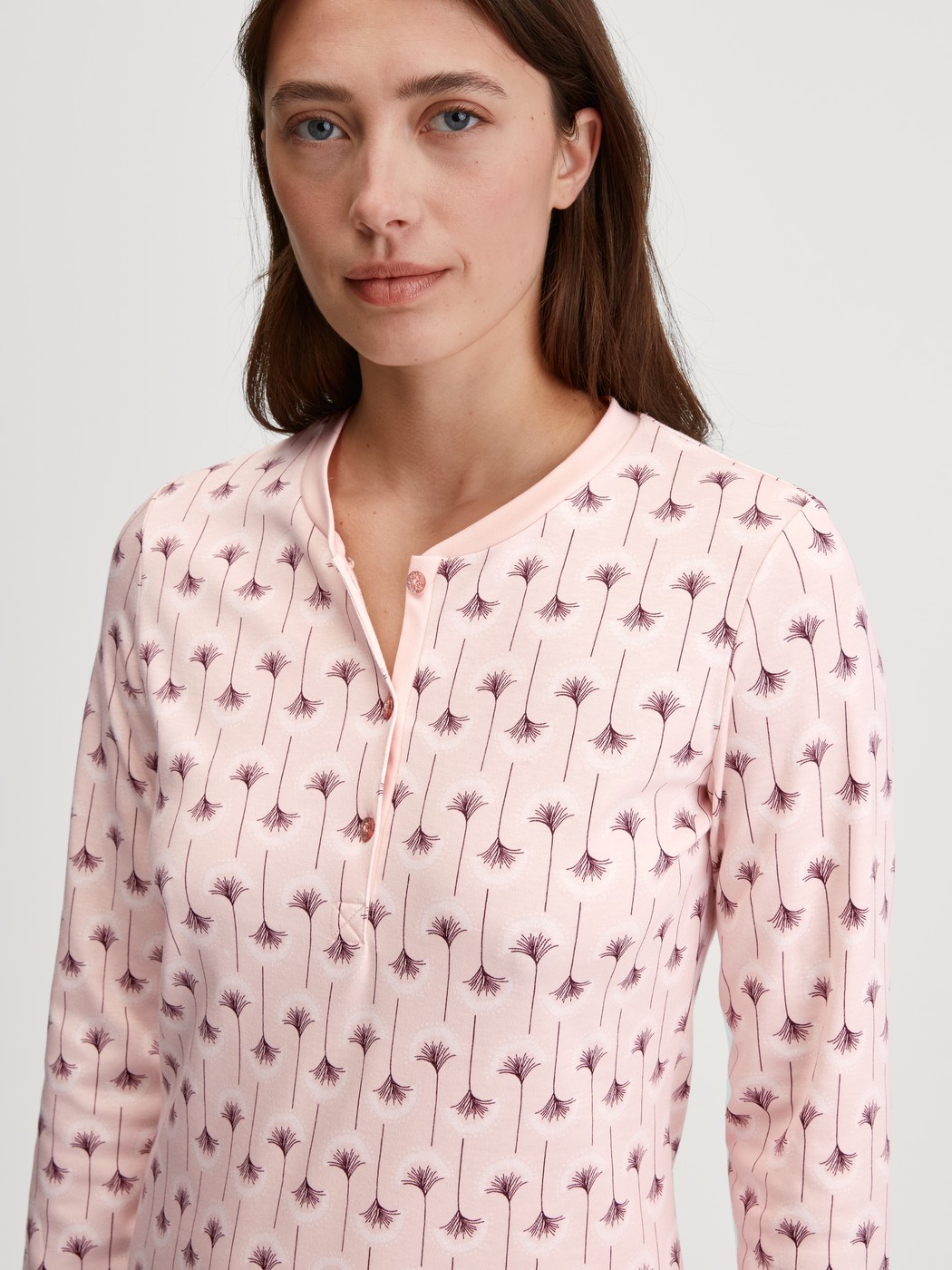 Damen-Model trägt Langarm-Nachthemd, Länge 110 cm aus 100% Baumwolle in Rosa, Floral aus Serie Midnight Flowers von CALIDA, Detail