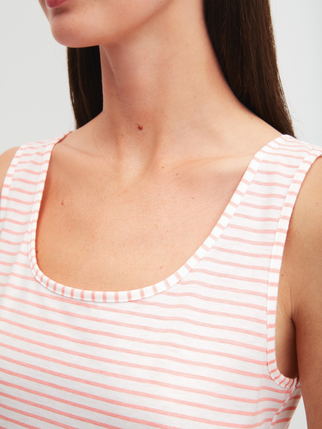 Le mannequin Femme porte le/la Chemise de nuit, longueur 95 cm en 100% coton de couleur Orange, À motifs, de la série Lovely Nights de CALIDA, Détail