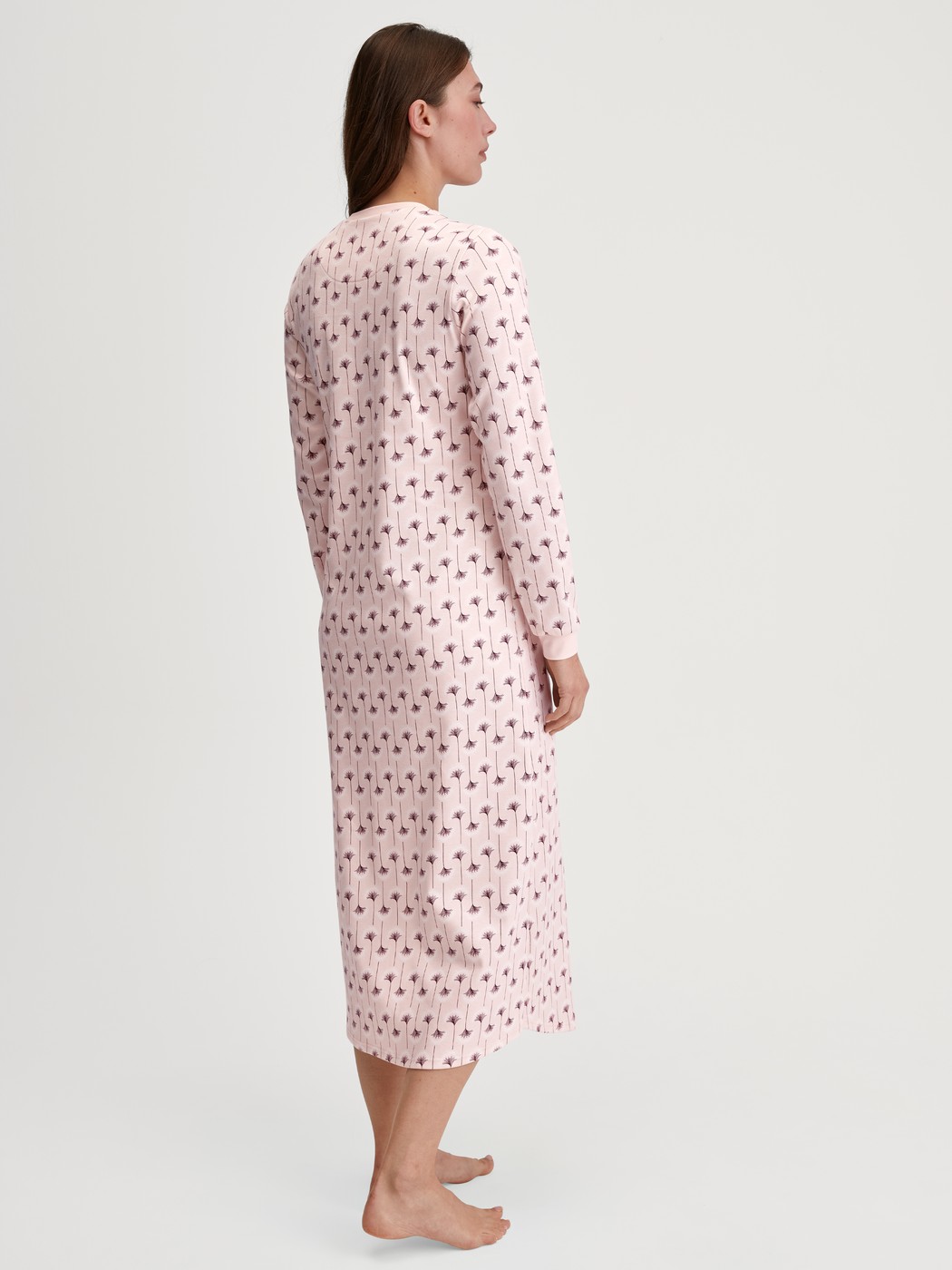 Damen-Model trägt Langarm-Nachthemd, Länge 130 cm aus 100% Baumwolle in Rosa, Floral aus Serie Midnight Flowers von CALIDA, Rückansicht