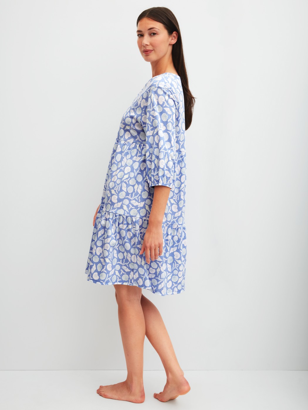 Le mannequin Femme porte le/la Chemise de nuit, longueur 95 cm en 100% coton de couleur Bleu, Floral, de la série Favourites Ocean de CALIDA, Vue arrière