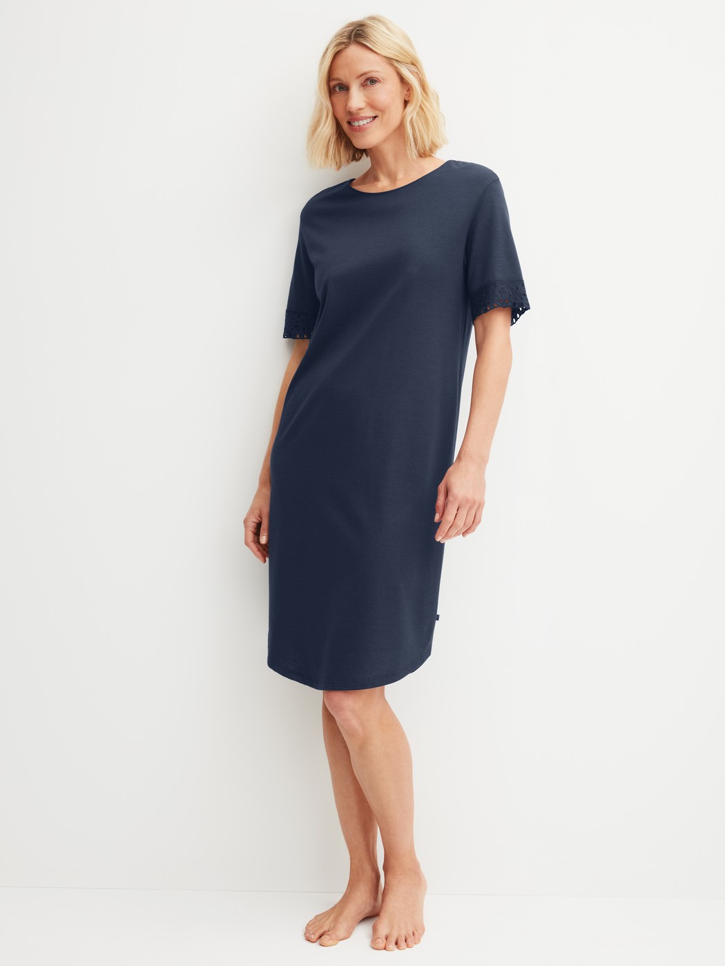 Damen-Model trägt Kurzarm-Nachthemd, Länge 100 cm aus Baumwolle in Blau, Einfarbig aus Serie Favourites Tiles von CALIDA, Vorderansicht