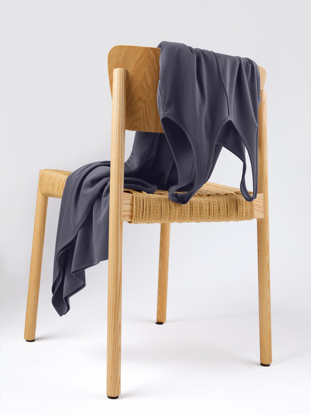 La modella / Il modello Donna indossa Camicia da notte, lunghezza 125 cm in Modal di colore Blu, Tinta unita, della serie Natural Loungewear di CALIDA, Immagine aggiuntiva