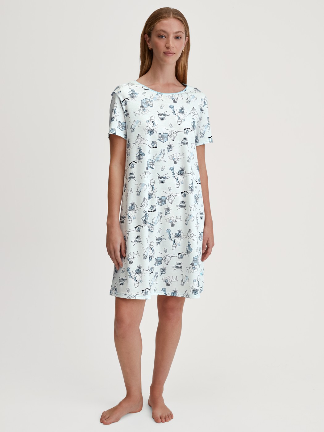 Damen-Model trägt Kurzarm-Nachthemd, Länge 95 cm aus 100% Baumwolle in Blau, Gemustert aus Serie Swiss Resort von CALIDA, Vorderansicht