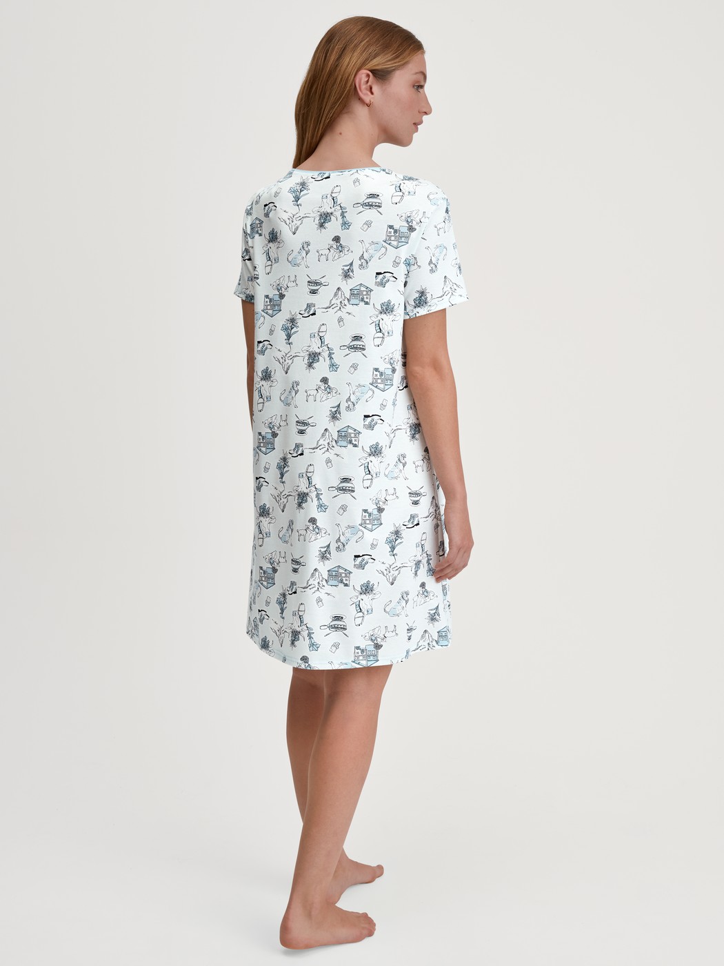 Damen-Model trägt Kurzarm-Nachthemd, Länge 95 cm aus 100% Baumwolle in Blau, Gemustert aus Serie Swiss Resort von CALIDA, Rückansicht