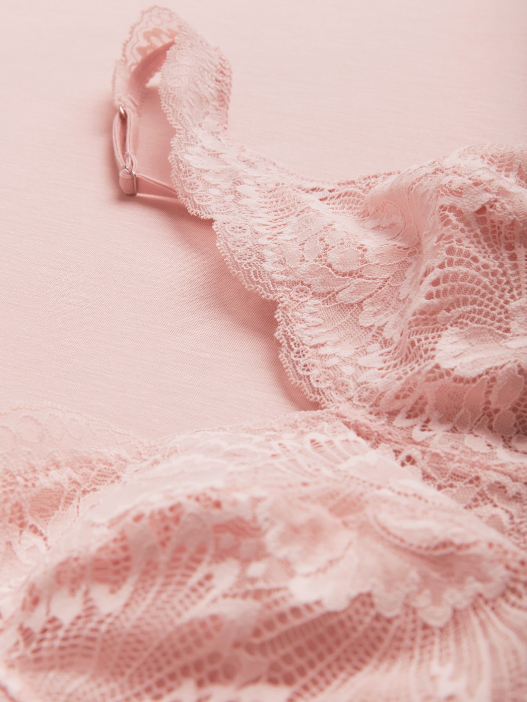 La modella / Il modello Donna indossa Camicia da notte, lunghezza 95 cm in Modal di colore Rosa, Pizzo, della serie Elegant Dreams di CALIDA, Immagine aggiuntiva