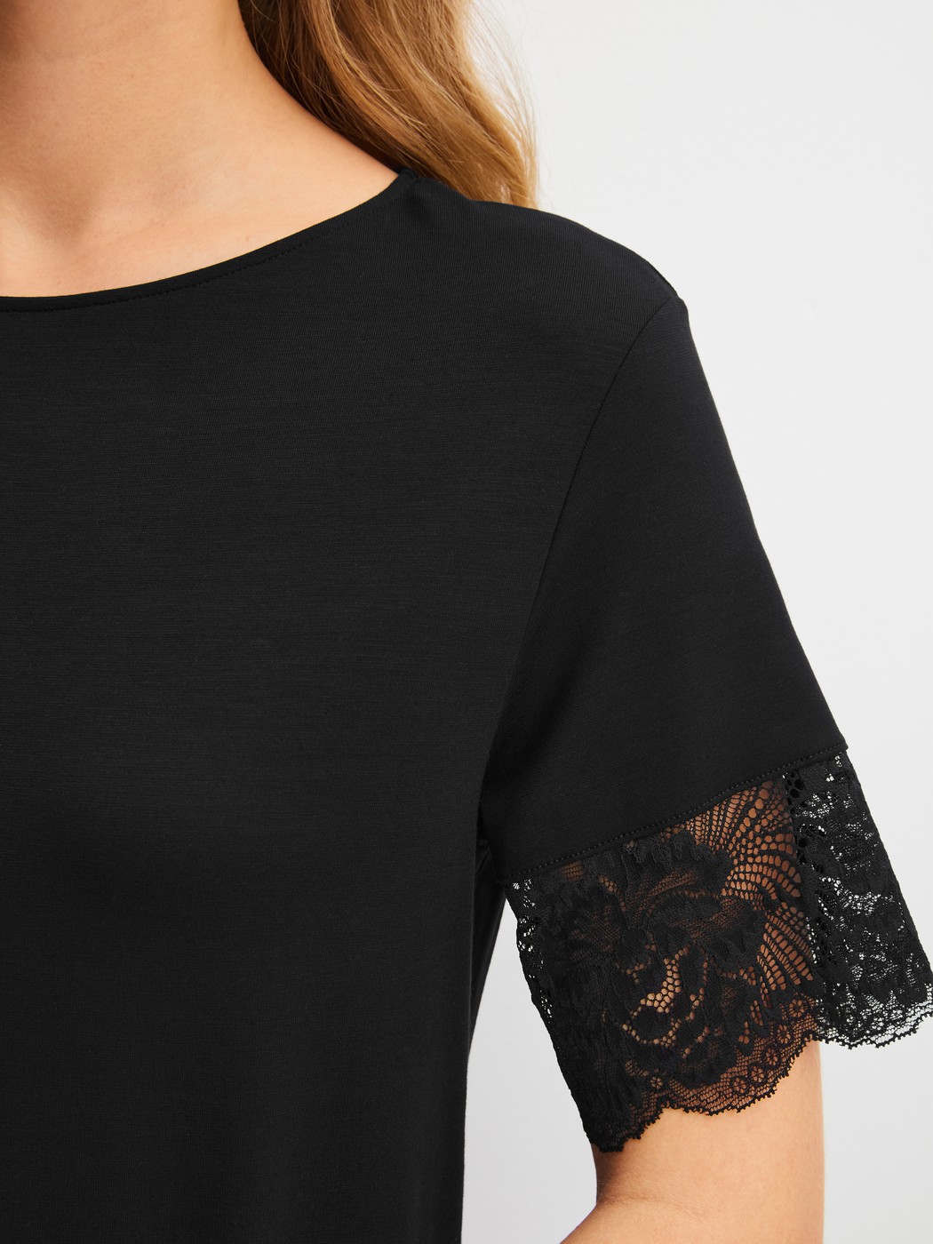 Le mannequin Femme porte le/la Chemise de nuit à manches courtes, longueur 95 cm en Modal de couleur Noir, Dentelle, de la série Elegant Dreams de CALIDA, Détail