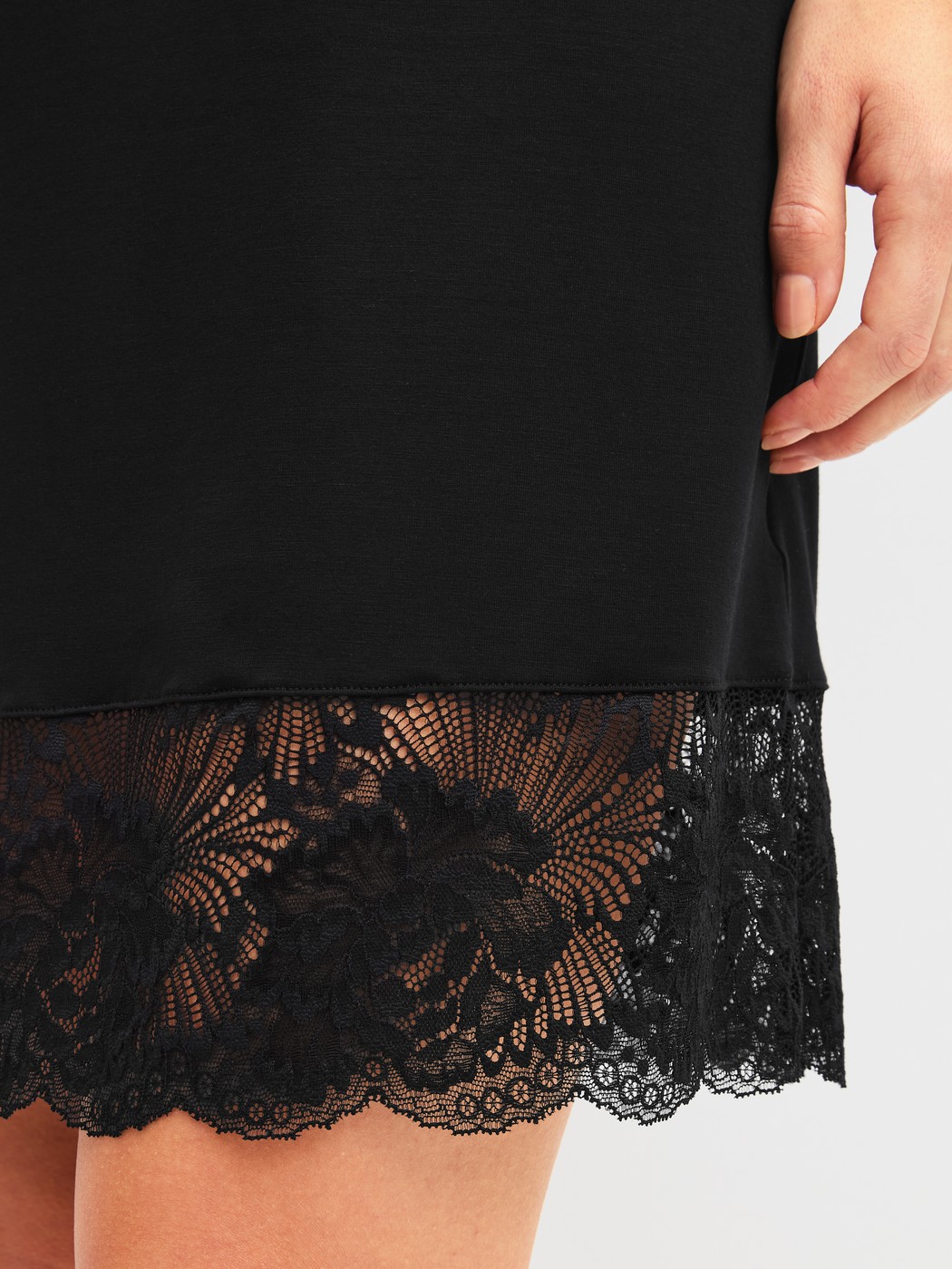 Le mannequin Femme porte le/la Chemise de nuit à manches courtes, longueur 95 cm en Modal de couleur Noir, Dentelle, de la série Elegant Dreams de CALIDA, Détail