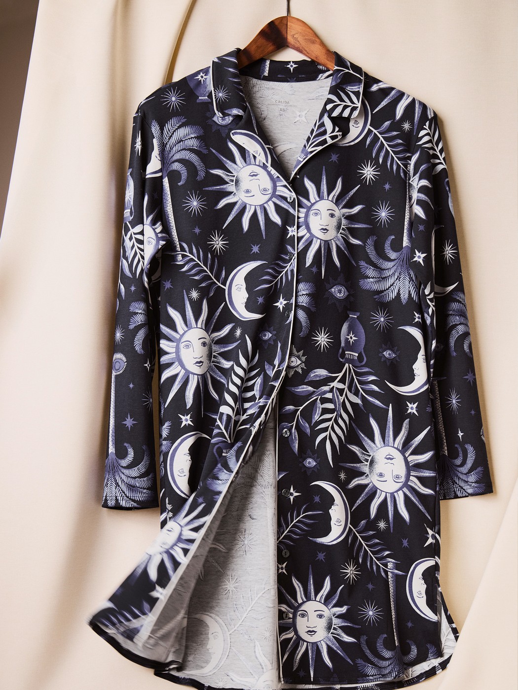 Damen - Langarm-Nachthemd mit Knöpfen, Länge 95 cm aus 100% Baumwolle in Blau, Gemustert aus Serie Winter Dreams von CALIDA, Detail