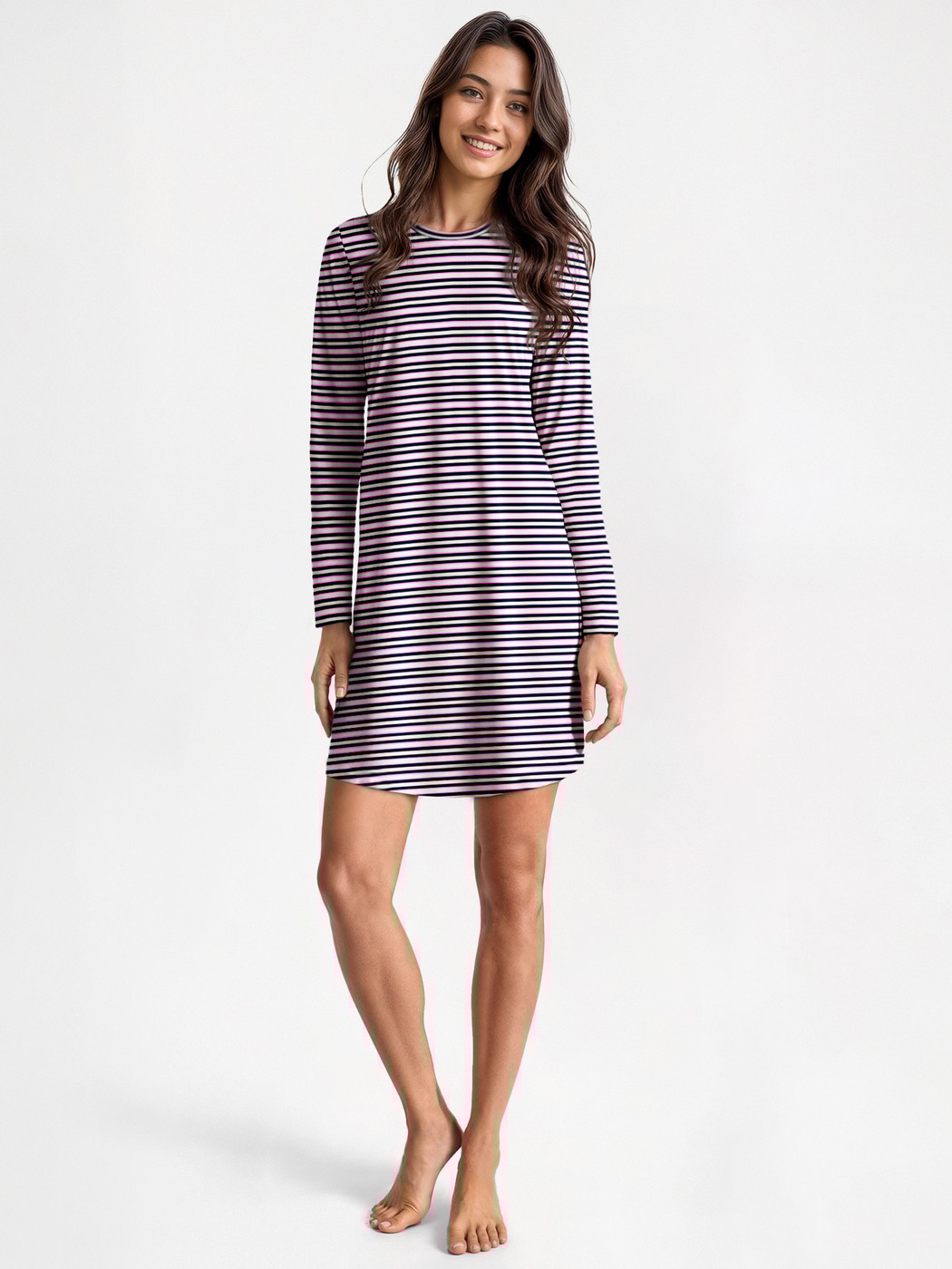 Le mannequin Femme porte le/la Chemise de nuit manches longues – Longueur 95 cm en 100% coton de couleur Bleu, Rayée, de la série Nightwear Xtra de CALIDA, Vue de face