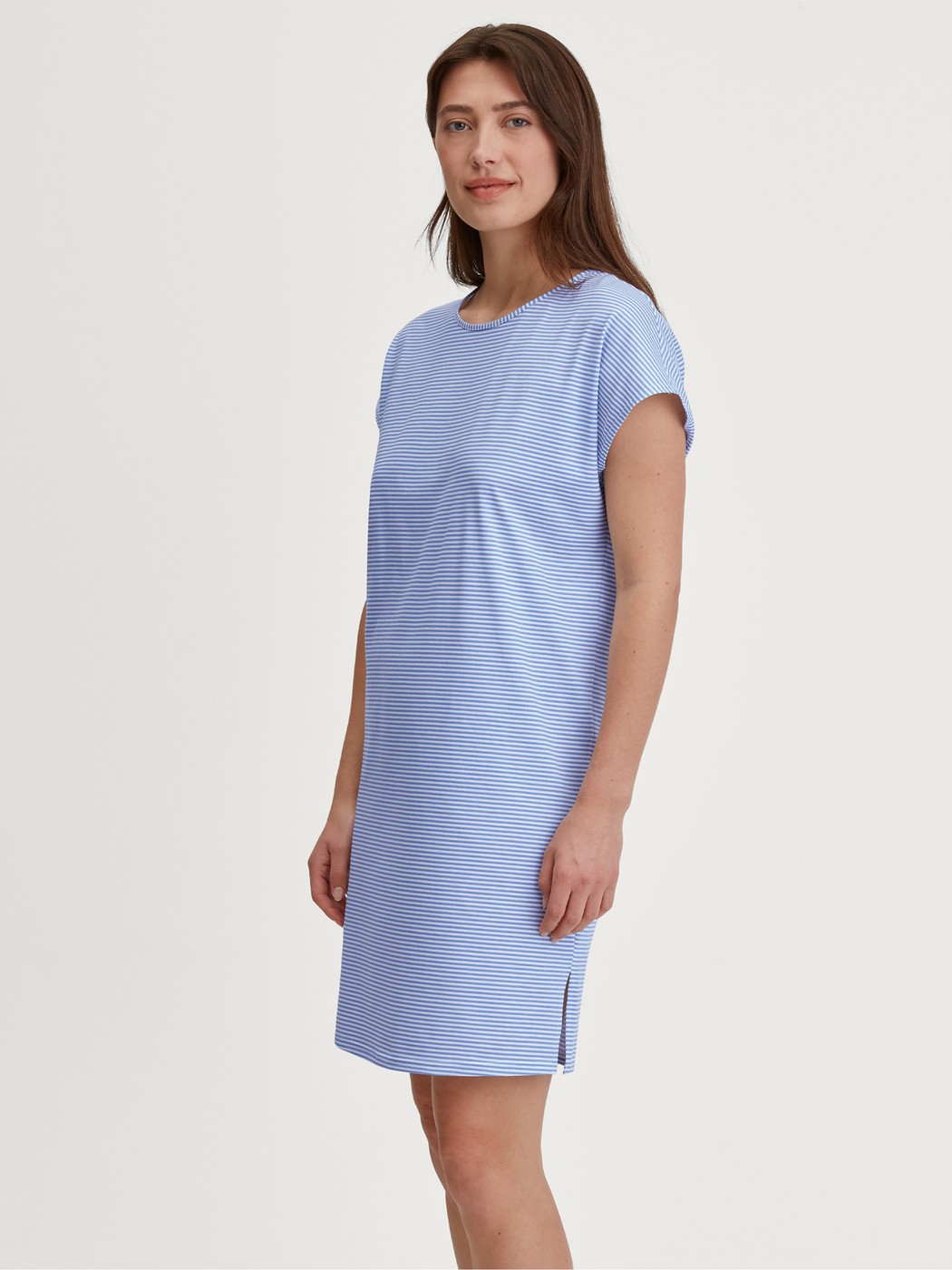 Damen-Model trägt Kurzarm-Nachthemd, Länge 95cm aus 100% Baumwolle in Blau, Gemustert aus Serie Lovely Nights von CALIDA, Vorderansicht