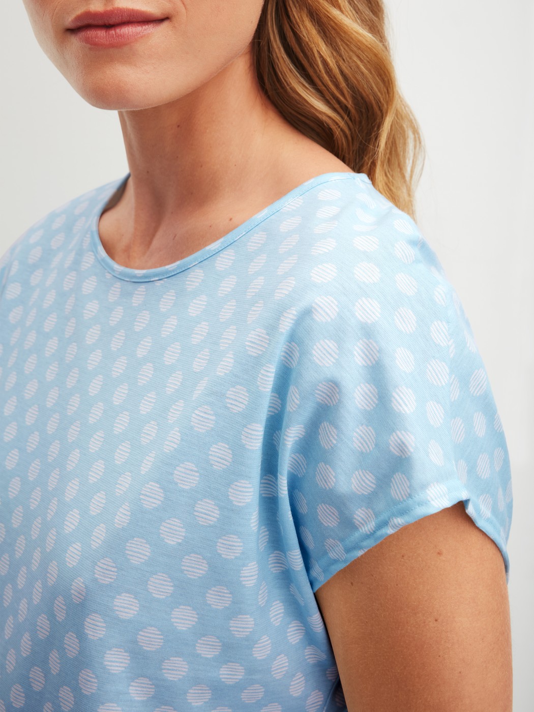 Damen-Model trägt Kurzarm-Nachthemd, Länge 95cm aus 100% Baumwolle in Blau, Gemustert aus Serie Lovely Nights von CALIDA, Detail