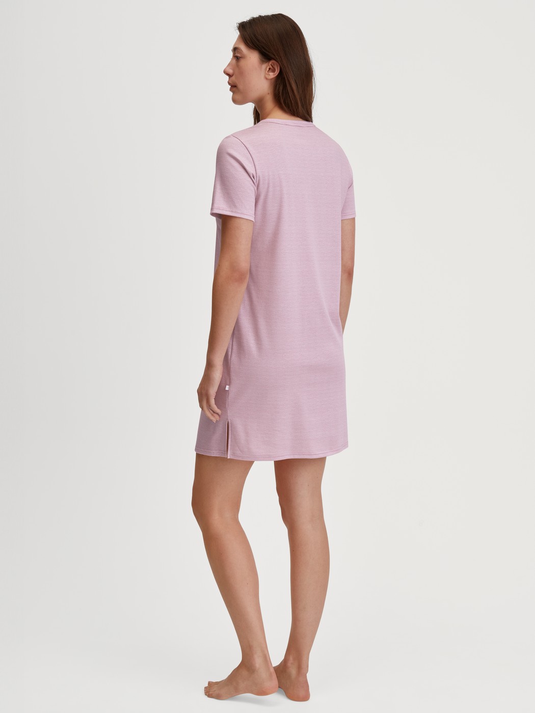 Damen-Model trägt Kurzarm-Nachthemd, Länge 90 cm aus 100% Baumwolle in Rosa, Gestreift aus Serie Striped Dreams von CALIDA, Rückansicht