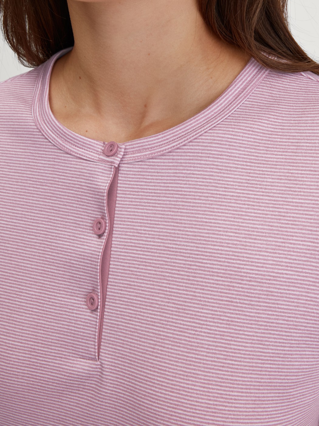 Damen-Model trägt Kurzarm-Nachthemd, Länge 90 cm aus 100% Baumwolle in Rosa, Gestreift aus Serie Striped Dreams von CALIDA, Detail