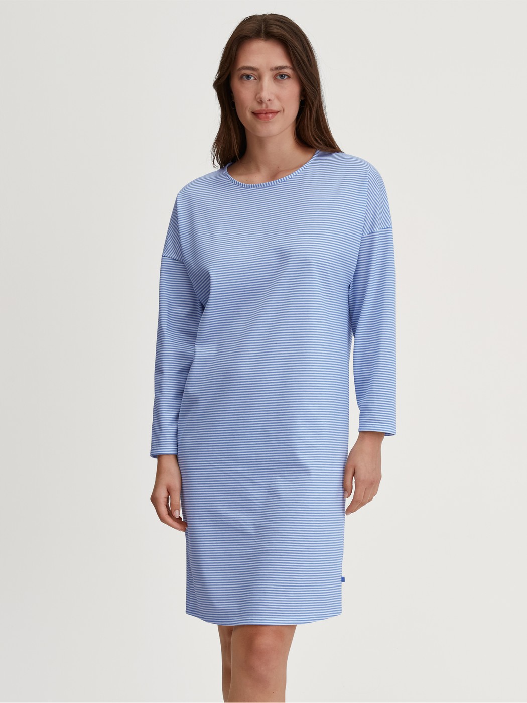 Damen-Model trägt Langarm-Nachthemd, Länge 100 cm aus 100% Baumwolle in Blau, Gemustert aus Serie Lovely Nights von CALIDA, Vorderansicht