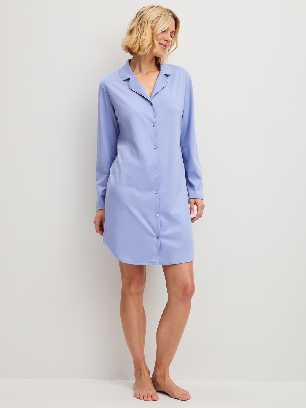 Damen-Model trägt Langarm-Nachthemd, Länge 95 cm aus 100% Baumwolle in Blau, Einfarbig aus Serie EDITION 85 von CALIDA, Vorderansicht