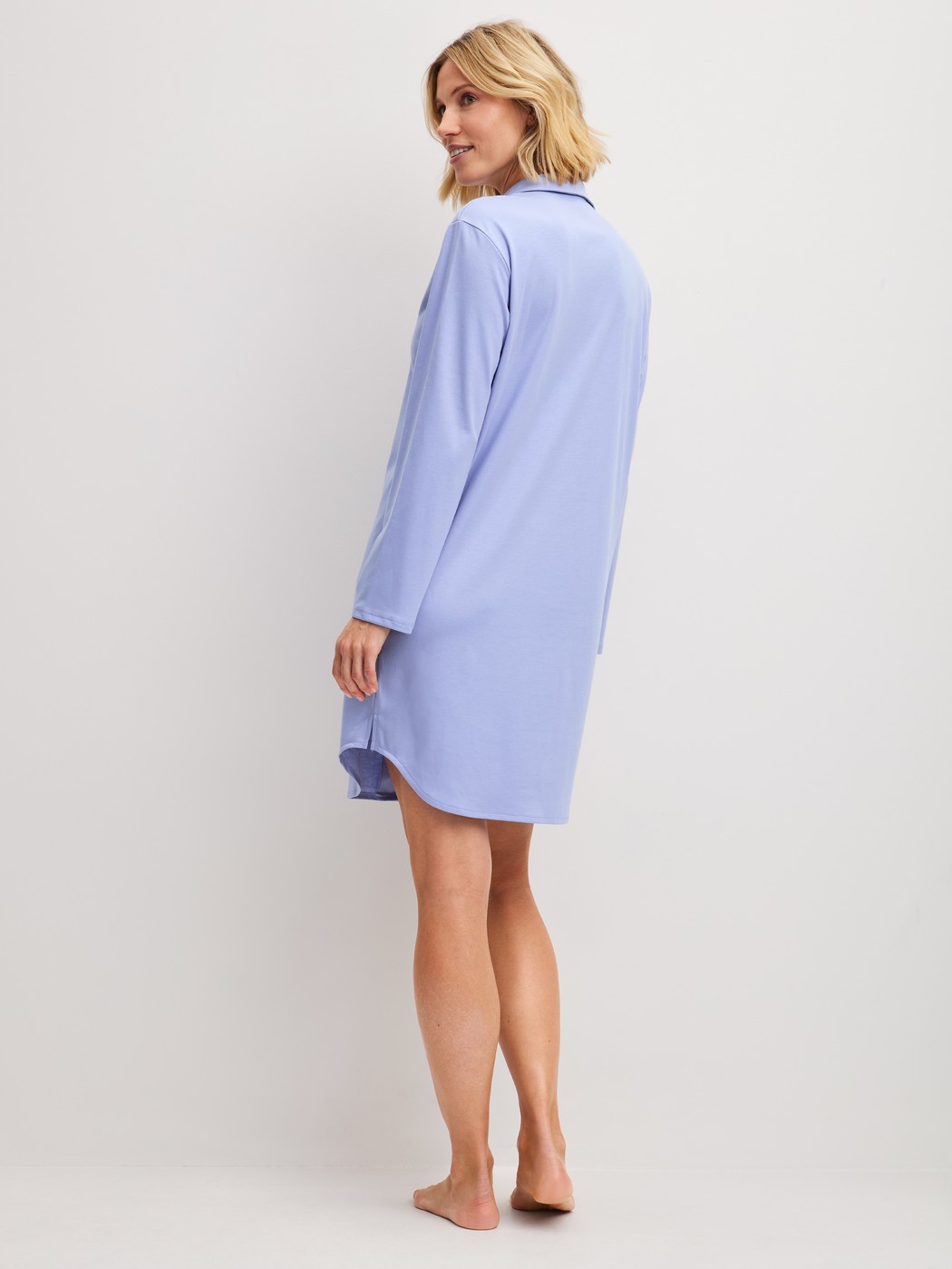Damen-Model trägt Langarm-Nachthemd, Länge 95 cm aus 100% Baumwolle in Blau, Einfarbig aus Serie EDITION 85 von CALIDA, Rückansicht