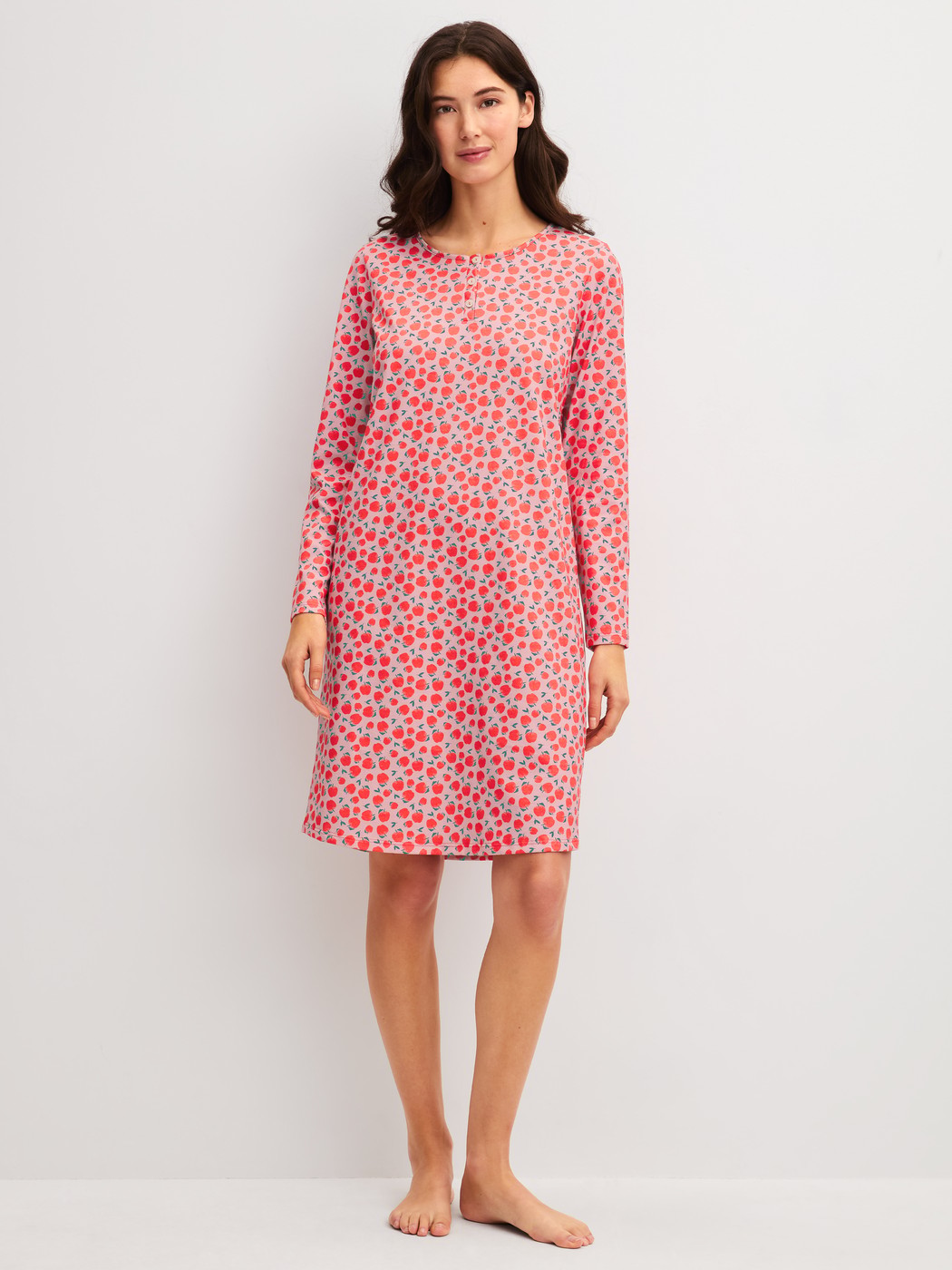 La modella / Il modello Donna indossa Camicia da notte a maniche lunghe – Lunghezza 100 cm in 100% cotone di colore Rosso, Modello, della serie Fruity Dreams di CALIDA, Vista frontale